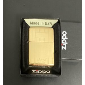 Zippo46011 Zippo Design Elegant 2 sided Design High Polish Brass บรรจุในกล่องสวยงาม ของแท้นำเข้าจากอเมริกา สินค้าใหม่มือหนึ่ง ยังไม่ผ่านการใช้งานใดใด จึงยังไม่มีการเติมน้ำมันเพื่อสะดวกในการขนส่ง
