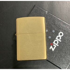 zippo #204 เนื้อทองเหลืองปัดด้าน ขอบเงา ก้นเต็ม บรรจุในกล่องอย่างดี สินค้าใหม่ยังไม่ผ่านการใช้งาน จึงยังไม่เติมน้ำมัน