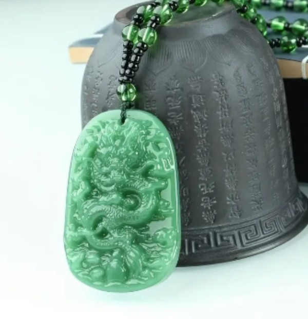 สร้อยคอประดับ จี้หินเขียว 4 x5 cm