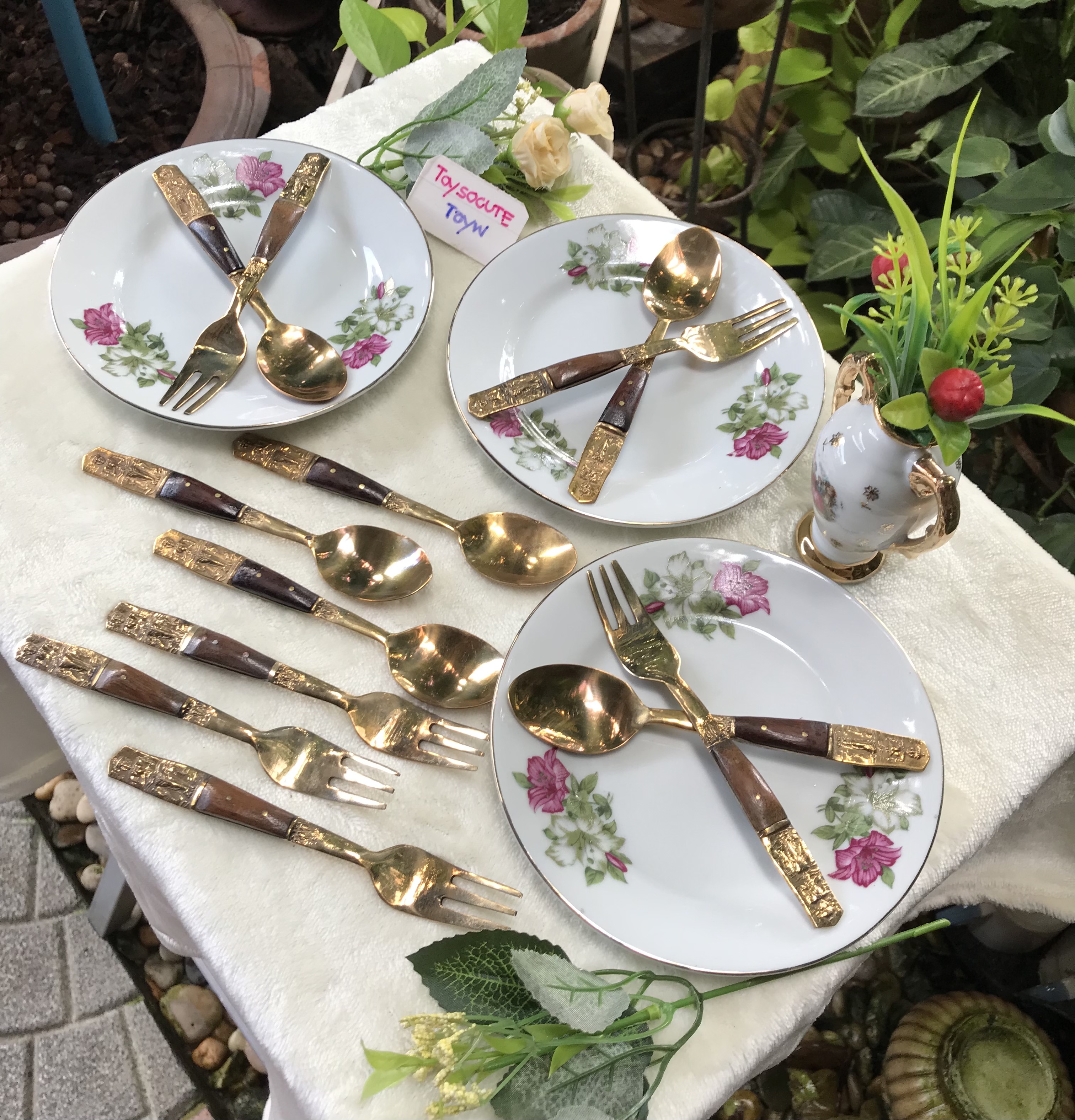 คู่ละ 259 บาท งานเก่าเก็บไม่ผ่านใช้ dessert spoon and fork ช้อนและส้อมขนมหวานด้ามไม้ลายเทพพนมทรงช้างสามเศียร งานทองเหลืองเก่าเนื้อหนา ขนาดยาว 14 ซม