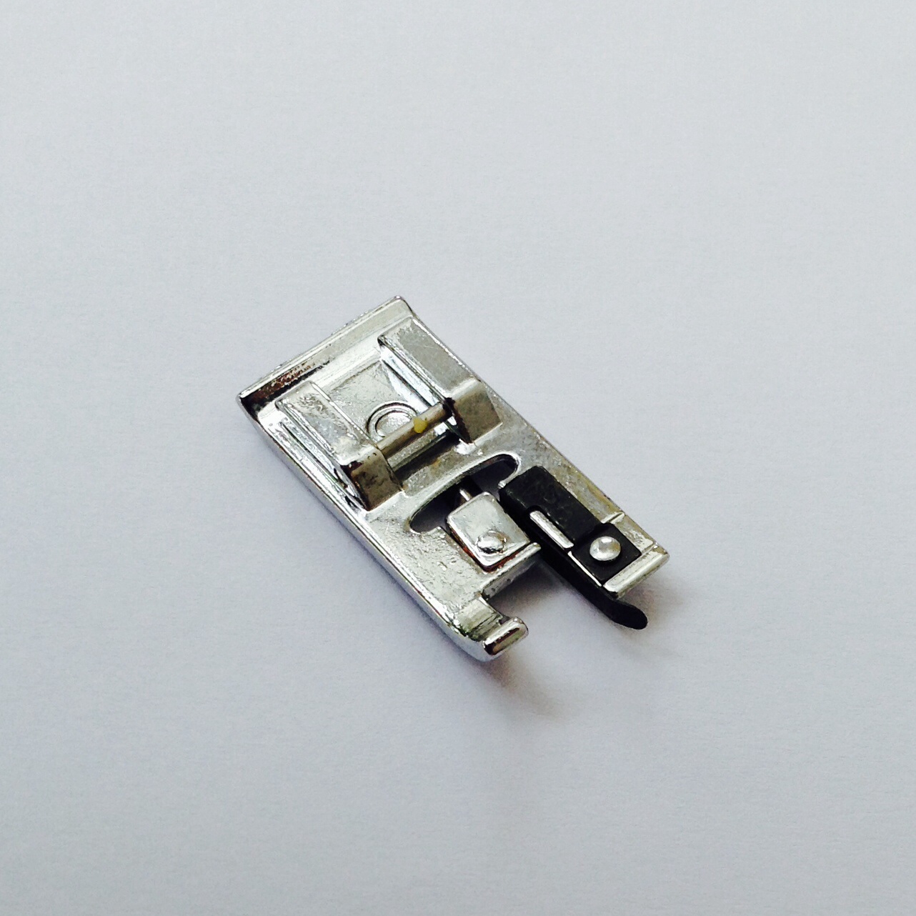 ตีนผีเย็บขอบผ้ามีไกด์ overlock edge with small guild