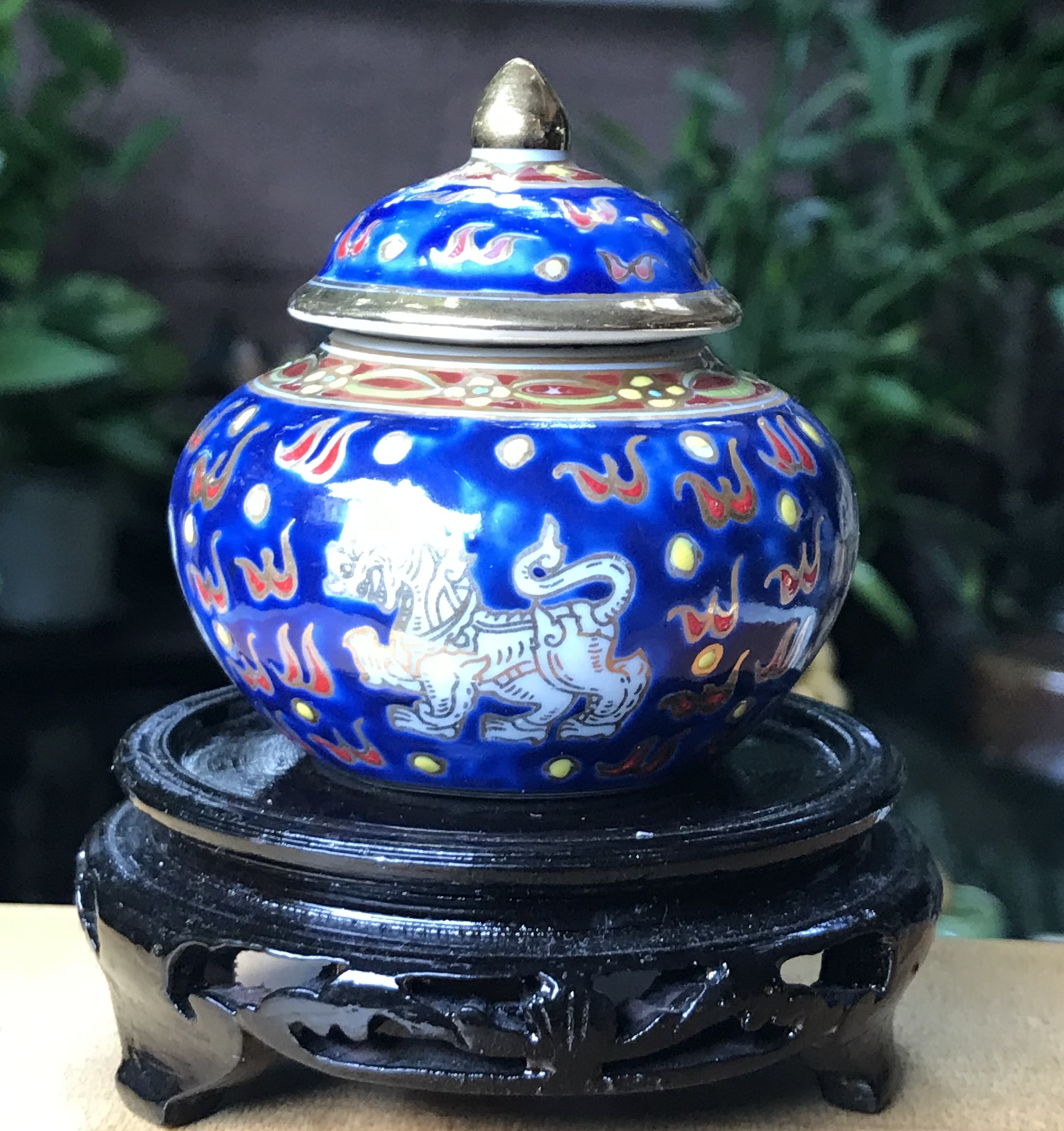 ￼ราคาเริ่มต้น 550 บาท อายุกว่า 30 ปี โถปริกเบญจรงค์เขียนลวดลายและสิงห์ลายน้ำทอง สิงห์ Singha - บริษัท บุญรอด วาระครบ 60 ปี เมื่อปี 2536