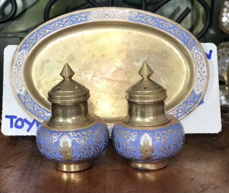 เริ่มต้น 690 บาท ของเก่า ชุดเครื่องปรุงทองเหลืองลงยา ขวดเกลือ ขวดพริกไทย ที่ใส่ไม้จิ้มฟัน พร้อมถาดรอง ลายเทพพนม ลายนางฟ้า