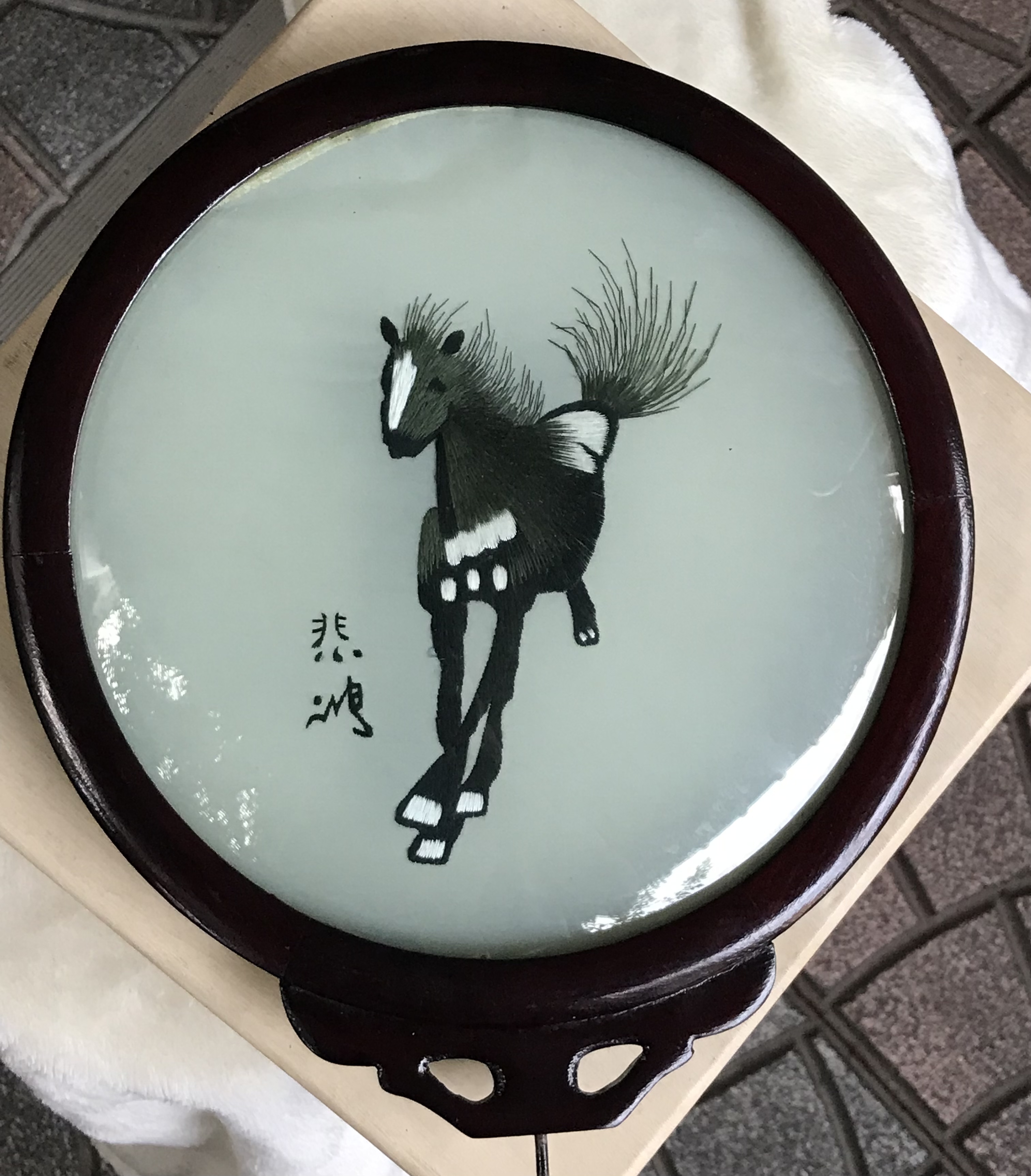 ผ้าไหมจีนปักลายม้า กรอบกระจกนูน/ฐานไม้ Rose Wood หมุนได้ Silk Embroidery Pivoting Table Screen Horse Pony Stallion