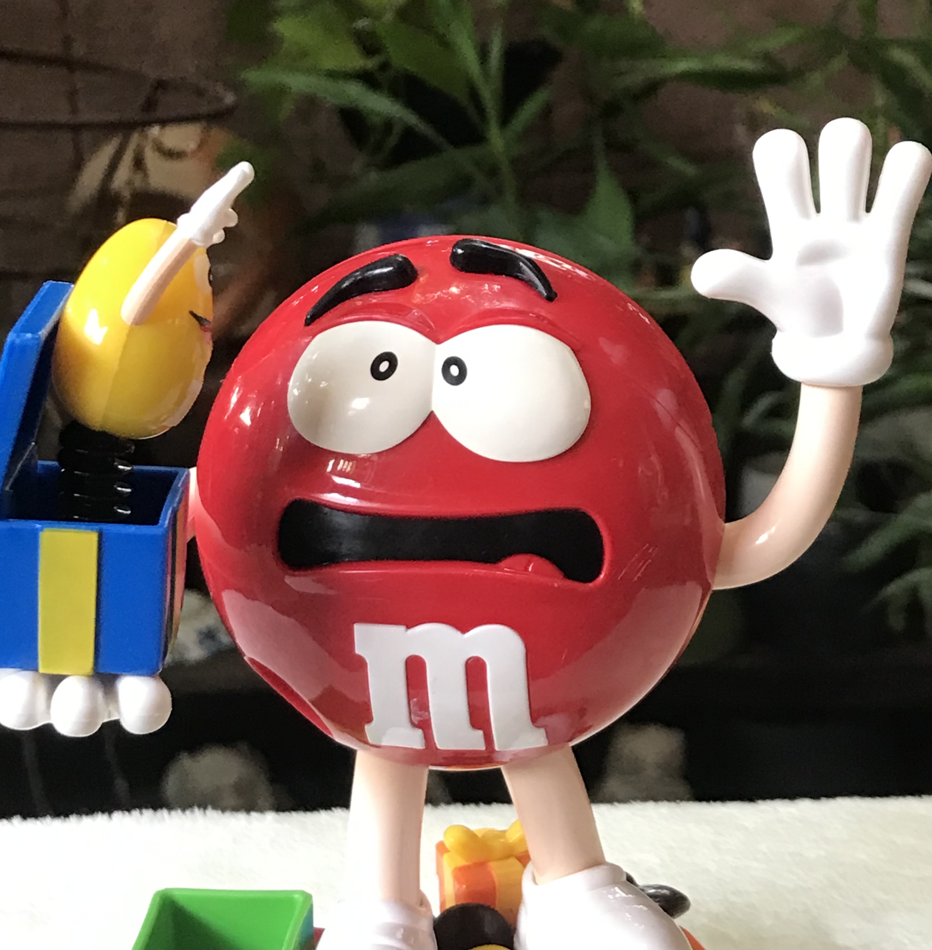 ￼โมเดล ตุ๊กตา M&M เอ็ม แอนด์ เอ็ม เปิดฝาหลังได้ แขนขยับได้ M&M Jack in the box Chocolate Candy Dispenser Toy