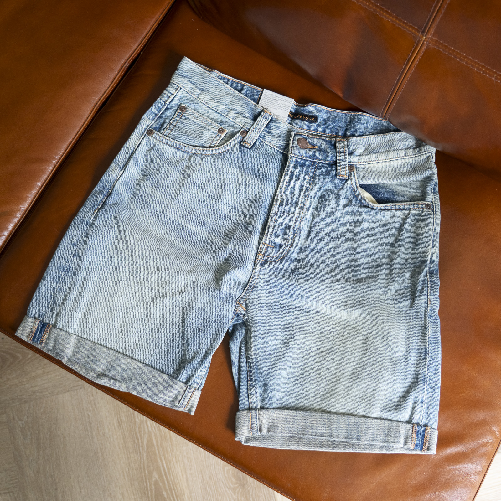 Nudie Jeans Josh Shorts Light Glow | กางเกงยีนส์ขาสั้นผู้ชาย ทรงคลาสสิก ผ้าฝ้ายออร์แกนิก