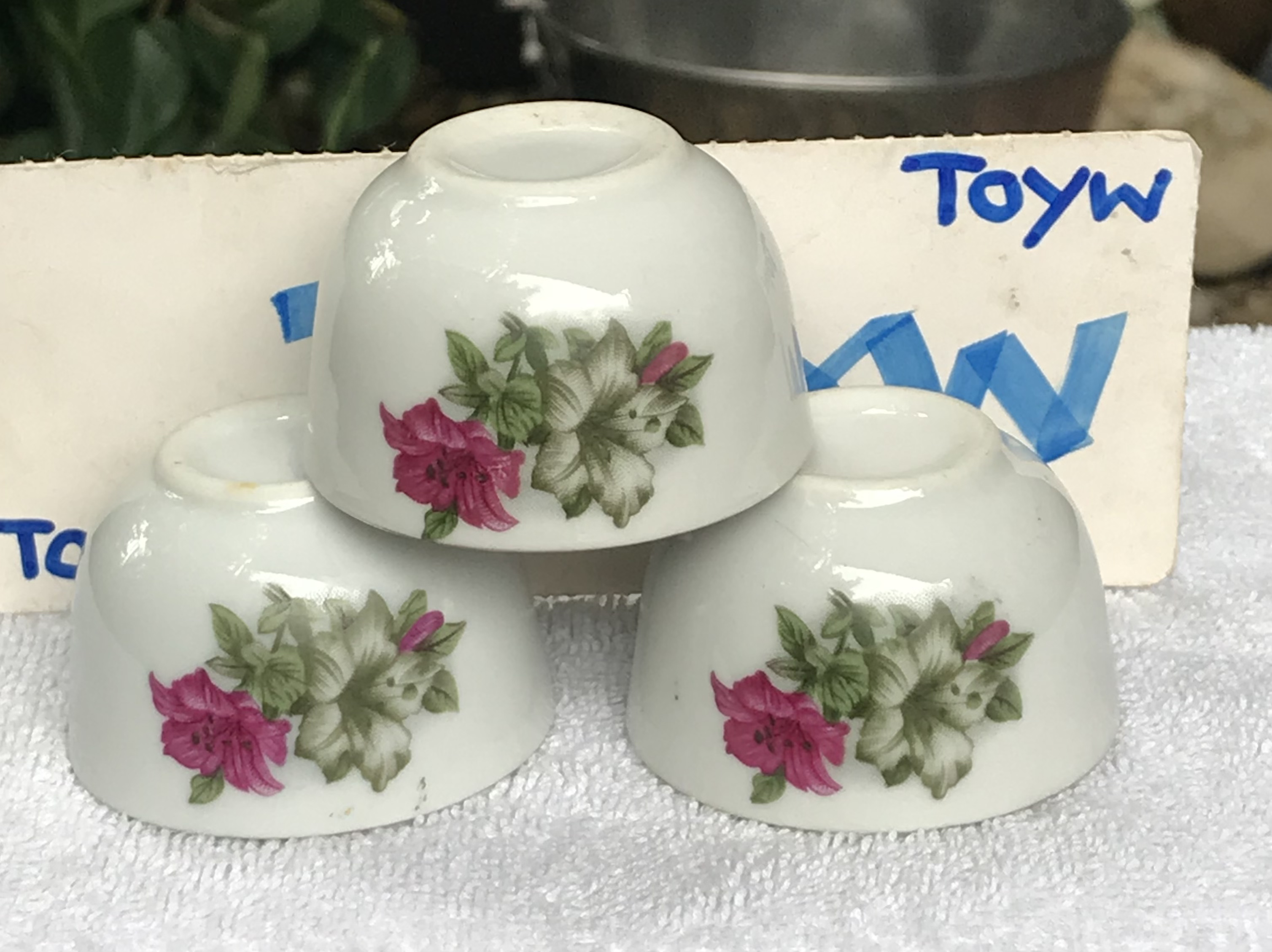 งานเก่าน่าใช้ น่าสะสม ชุด 3 ชิ้น จอกน้ำชา ถ้วยน้ำชาลายดอกผักบุ้ง ขนาดกว้าง 2 นิ้ว ไม่บิ่น ไม่แตก ไม่ร้าว