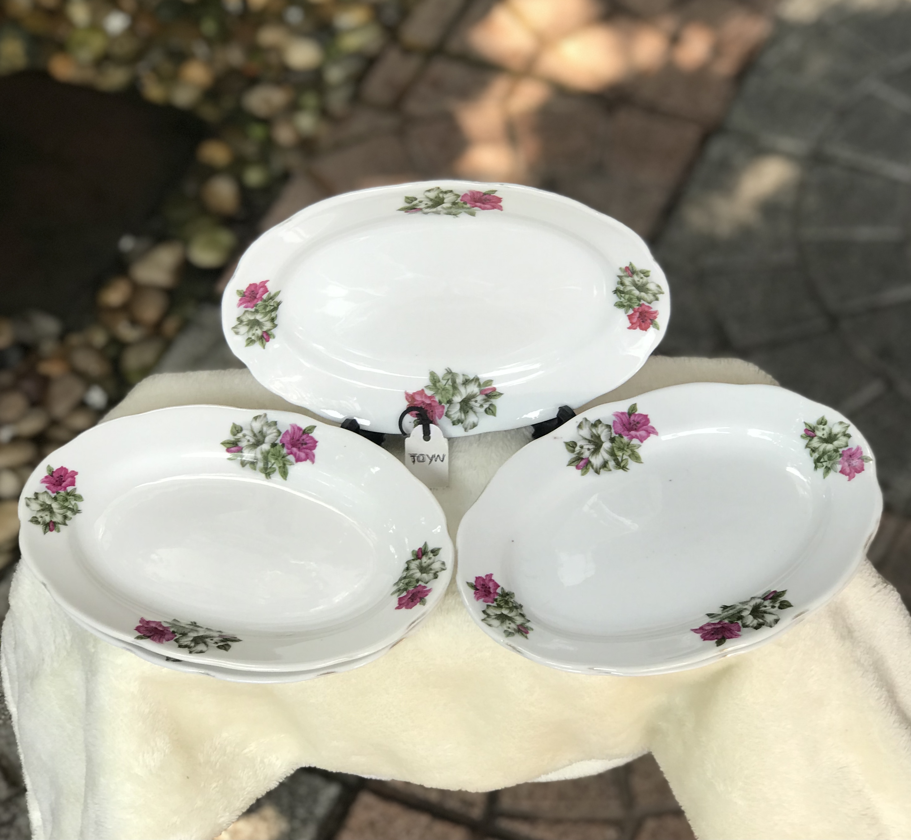 ￼ราคาต่อชิ้น ขนาดเล็กหายาก จานเปลขอบหยัก ลายดอกผักบุ้ง ดอกสวยสีสด ขนาดกว้าง 14 ซม ยาว 20 ซม