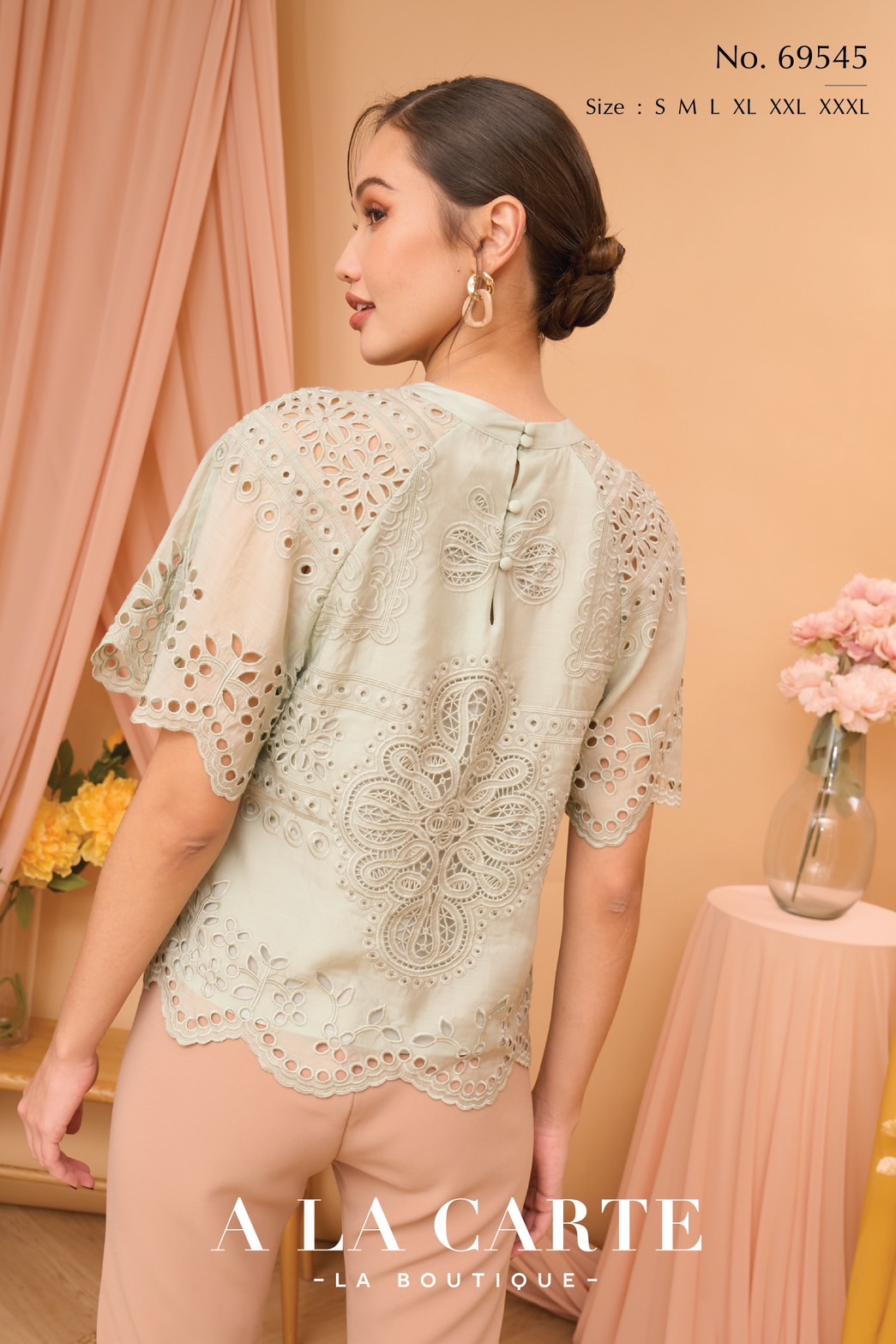 69545 เสื้อคอตตอนซิลค์ เนื้อนุ่มใส่สบาย งานเทคนิคปักเซาะ placement และทอผสมเนื้อลูกไม้ ทรงแขนสั้นวงแขนรักแล่น โชว์เชิงที่แขน มีซับใน ด้านหลังคอติดกระดุมเรียงกัน 3 เม็ด สีขาว ปูน เขียว