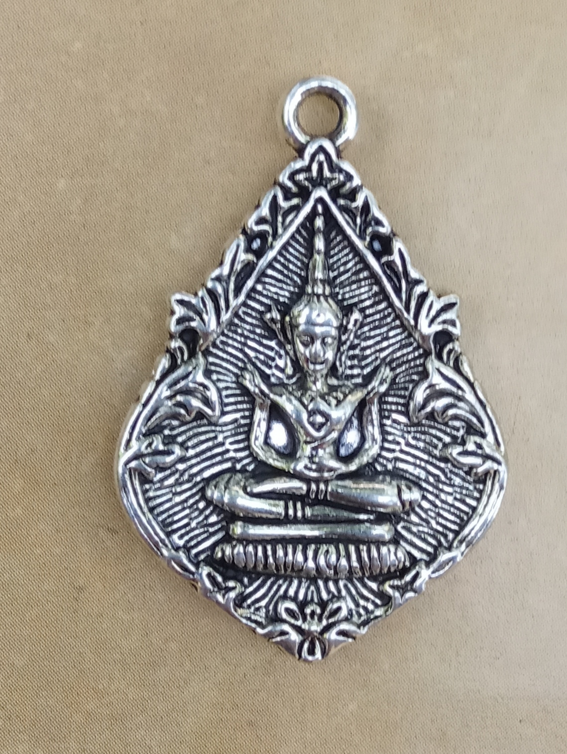 พระแก้วมรกต ปางถวายเนตร โลหะอัลลอยสีเงิน ขนาด 22x32mm