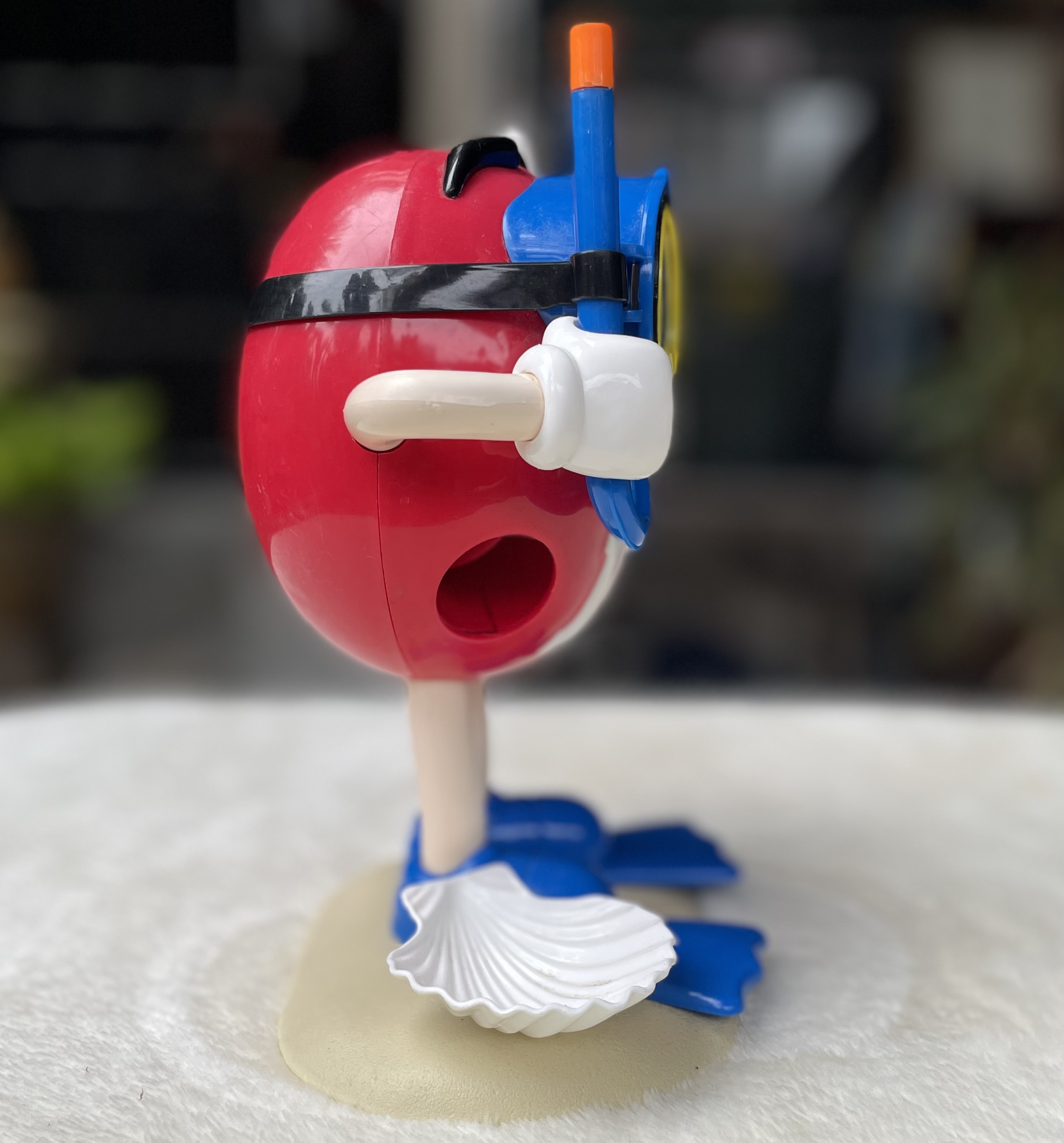 โมเดล ตุ๊กตา M&M เอ็ม แอนด์ เอ็ม นักดำน้ำสกูบา ฝาหลังเปิดได้ แขนกดขยับได้ M&M's Red Scuba Diver Candy Dispenser