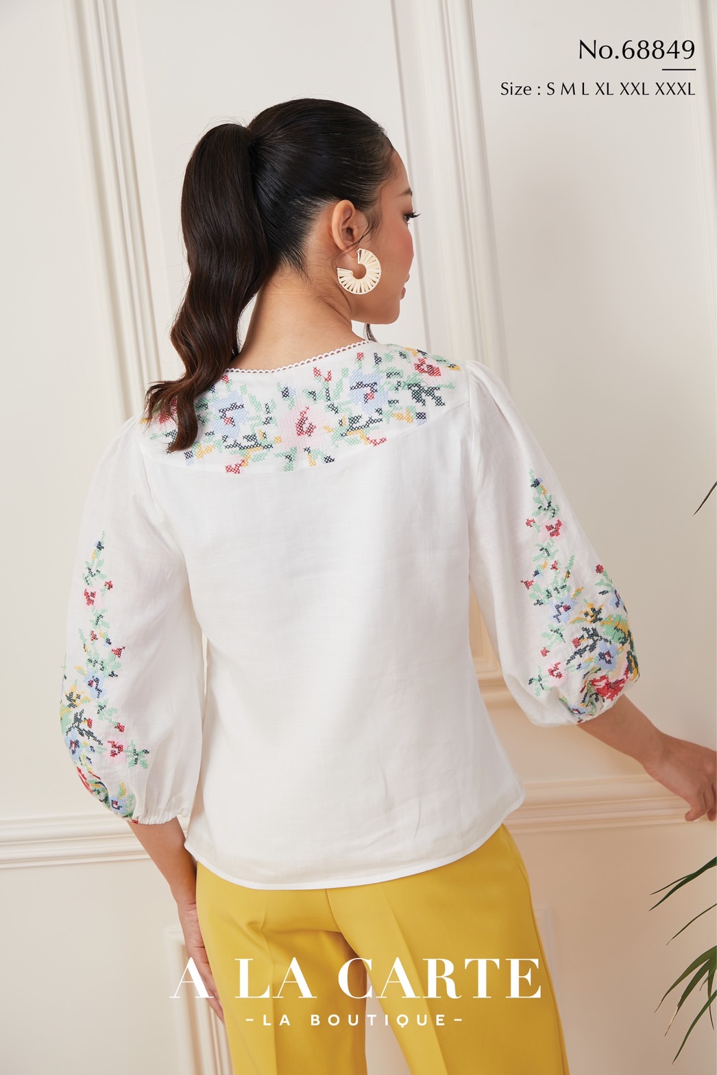 68849 💐A La Carte💐เสื้อลินินแขน 3 ส่วน เนื้อผ้าบางใส่สบาย ซับในผ้าคอตตอน งานปักลายครอสติส ตัดต่อช่วงบ่าด้านหน้า ทรงเสื้อตัดต่อคัทวี ดูเพรียว🦋 สีดำ 2XL