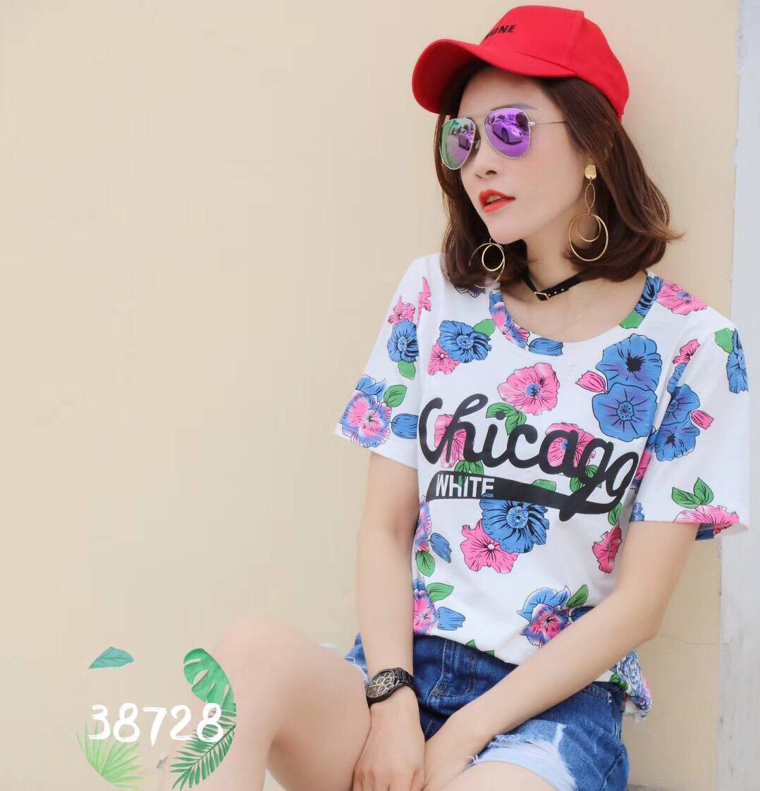 เสื้อยืดแฟชั่นแขนสั้น เนื้อผ้า cotton&spandex พื้นขาวลายดอกไม้ฟ้าเข้ม by Happy sister fashion สินค้านำเข้าค่ะ สินค้าพร้อมส่ง size 36,38,40 ค่ะ