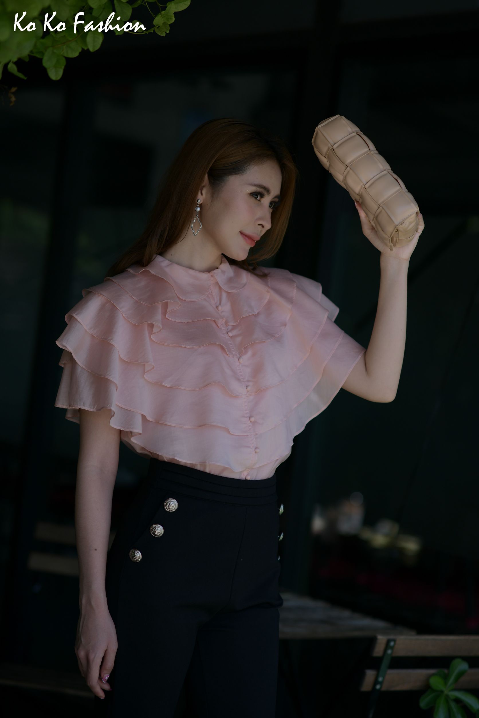 22025 เสื้อ KOKO FASHION ผ้าซิลด์มีระบายเป็นชั้นๆ กระดุมผ่าหน้า ผ้าเนื้อดี ใส่สบาย ใส่ออกงานคู่กับซิ่น ใส่ทำงานคู่กับกางเกง กระโปรง ใส่ได้ทุกโอกาส ค่ะ สีน้ำเงิน S,M
