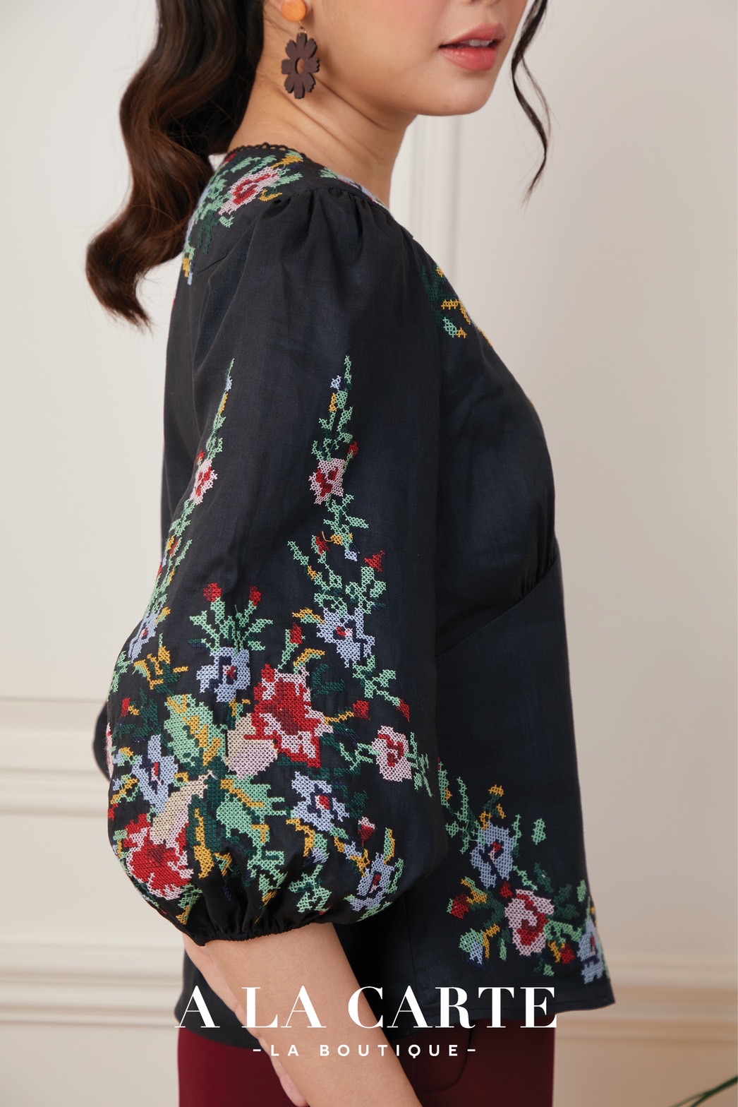 68849 💐A La Carte💐เสื้อลินินแขน 3 ส่วน เนื้อผ้าบางใส่สบาย ซับในผ้าคอตตอน งานปักลายครอสติส ตัดต่อช่วงบ่าด้านหน้า ทรงเสื้อตัดต่อคัทวี ดูเพรียว🦋 สีดำ 2XL