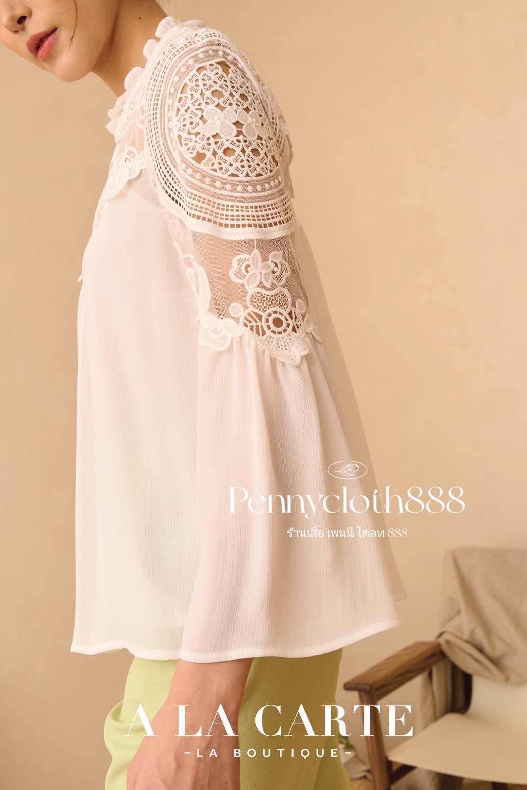69656 เสื้อ A La Carte ชีฟองเนื้อเยื่อไม้ งานปักและทอลูกไม้ช่วงอกและแขน มีซับในเย็บติด ผ้ามีน้ำหนักทิ้งตัว กระดุมหลัง ปลายแขนทรงแฟร์ สวยหรู