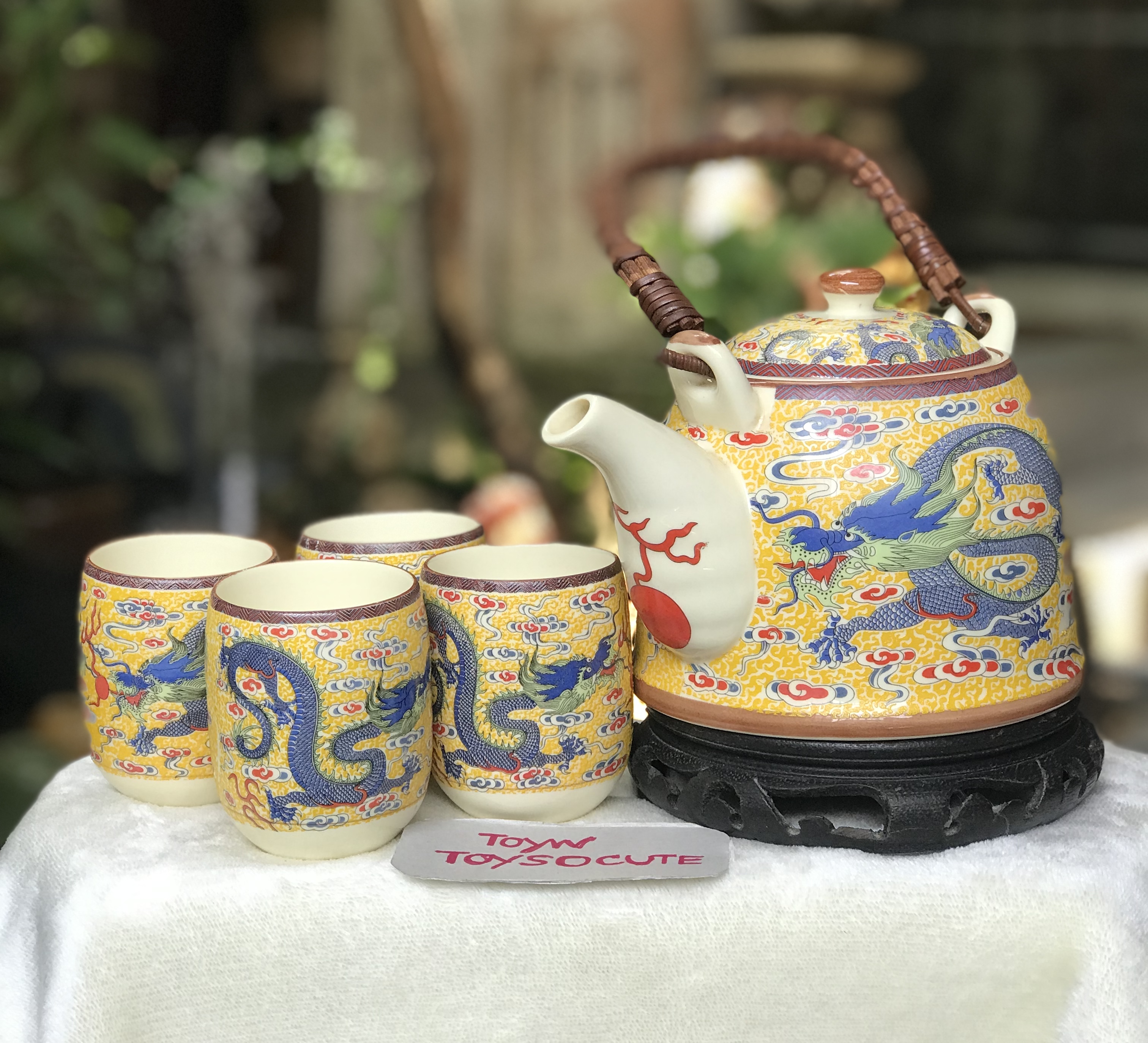 ￼Porcelain Tea Pot Set ไม่รวมกี๋ กาน้ำชาเนื้อกระเบื้องพร้อมจอก ลายมังกรห้าเล็บ สีเหลือง หูจับหวาย