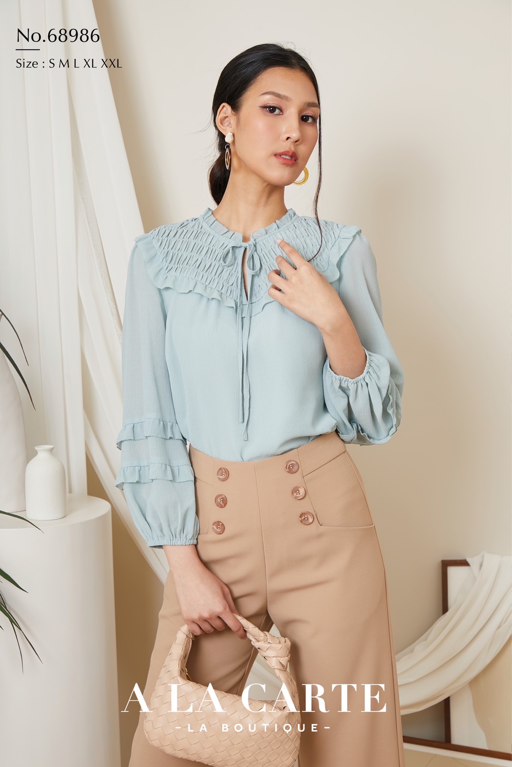 68986 A La Carte เสื้อชีฟองสีพื้นเนื้อเยื่อไม้เท็กเจอร์จุดในตัว สม็อกช่วงอกหน้าหลัง ทรงคอกลมผ่าวีผูกโบว์ปรับผูกเองได้ ทรงแขนยาว ตัดต่อระบาย 2 ชั้นใส่ยางยืดที่ขอบแขน สีขาว M,L,2XL เขียว L กรม S,M,XL