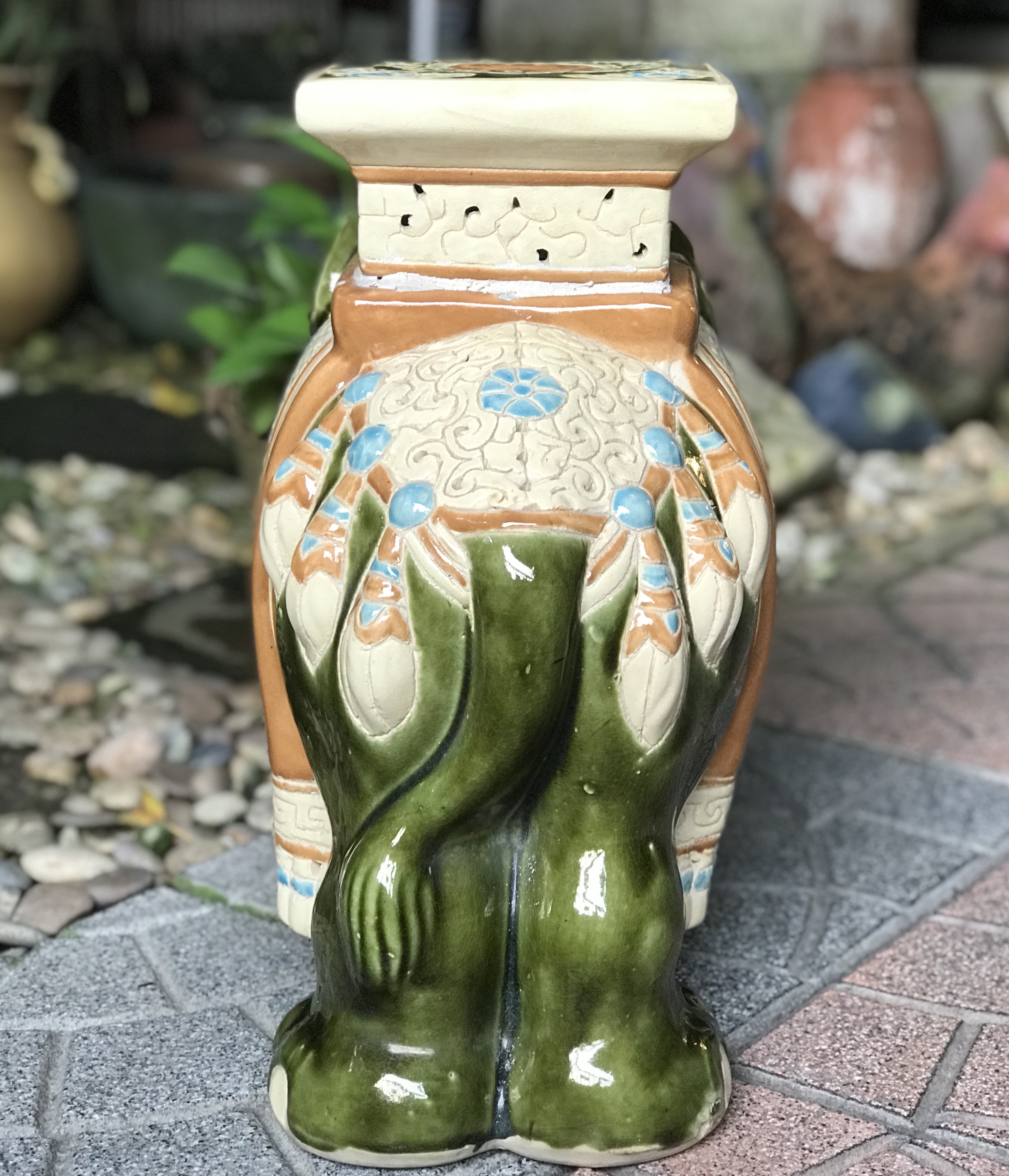 1 เชือก เก่ากว่า 40 ปี กี๋ช้าง กี๋วางกระถาง แจกัน รูปปั้นช้างทรงเครื่อง LARGE CERAMIC ELEPHANT PLANT STAND SIDE TABLE, 1980S