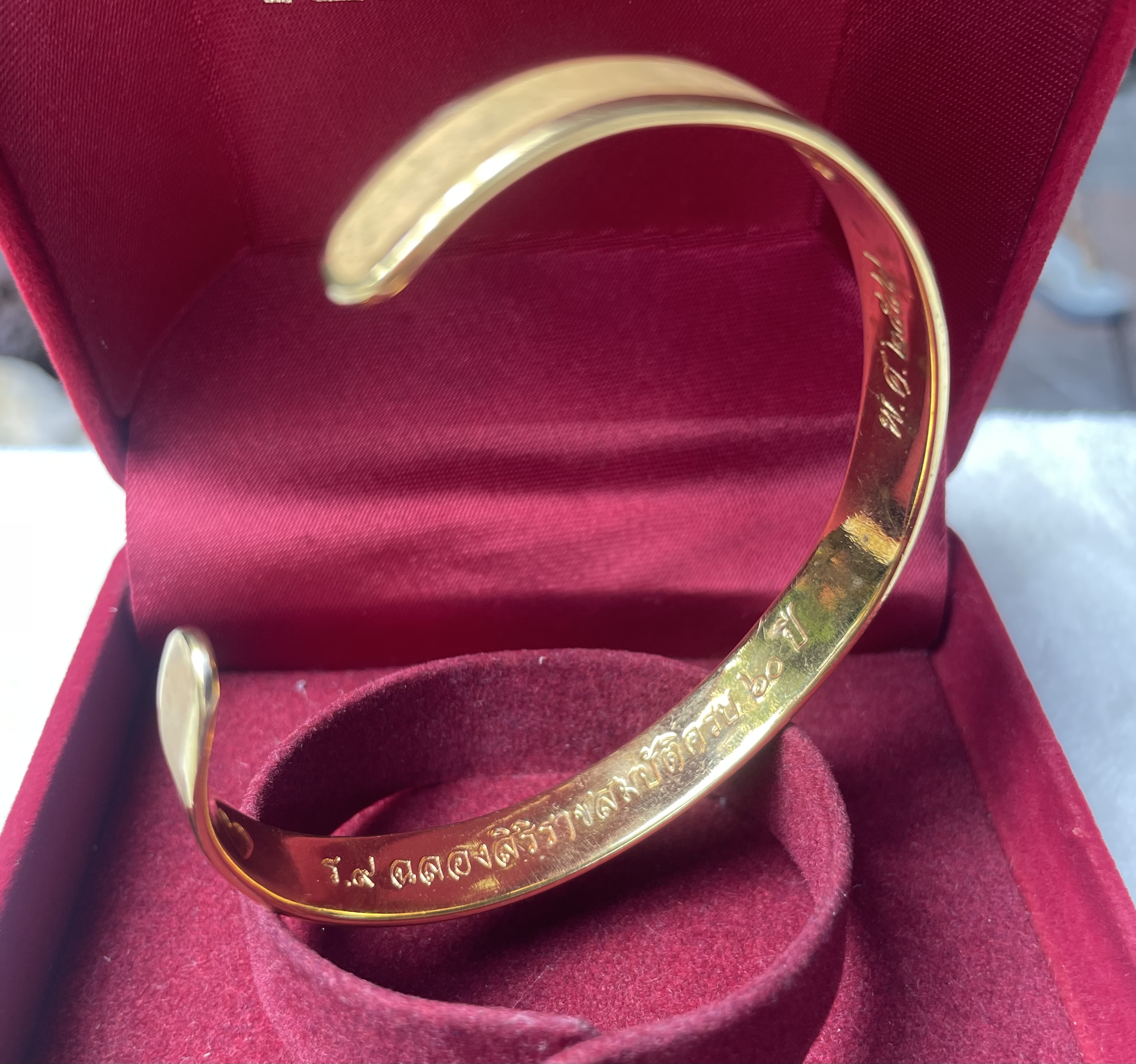 ส่งต่อ ไม่ลอก ไม่ดำ กำไลข้อมือสีทอง ฉลองสิริราชสมบัติครบ 60 ปี ปี 2549 ในหลวง รัชกาลที่ 9/Vintage Bracelet