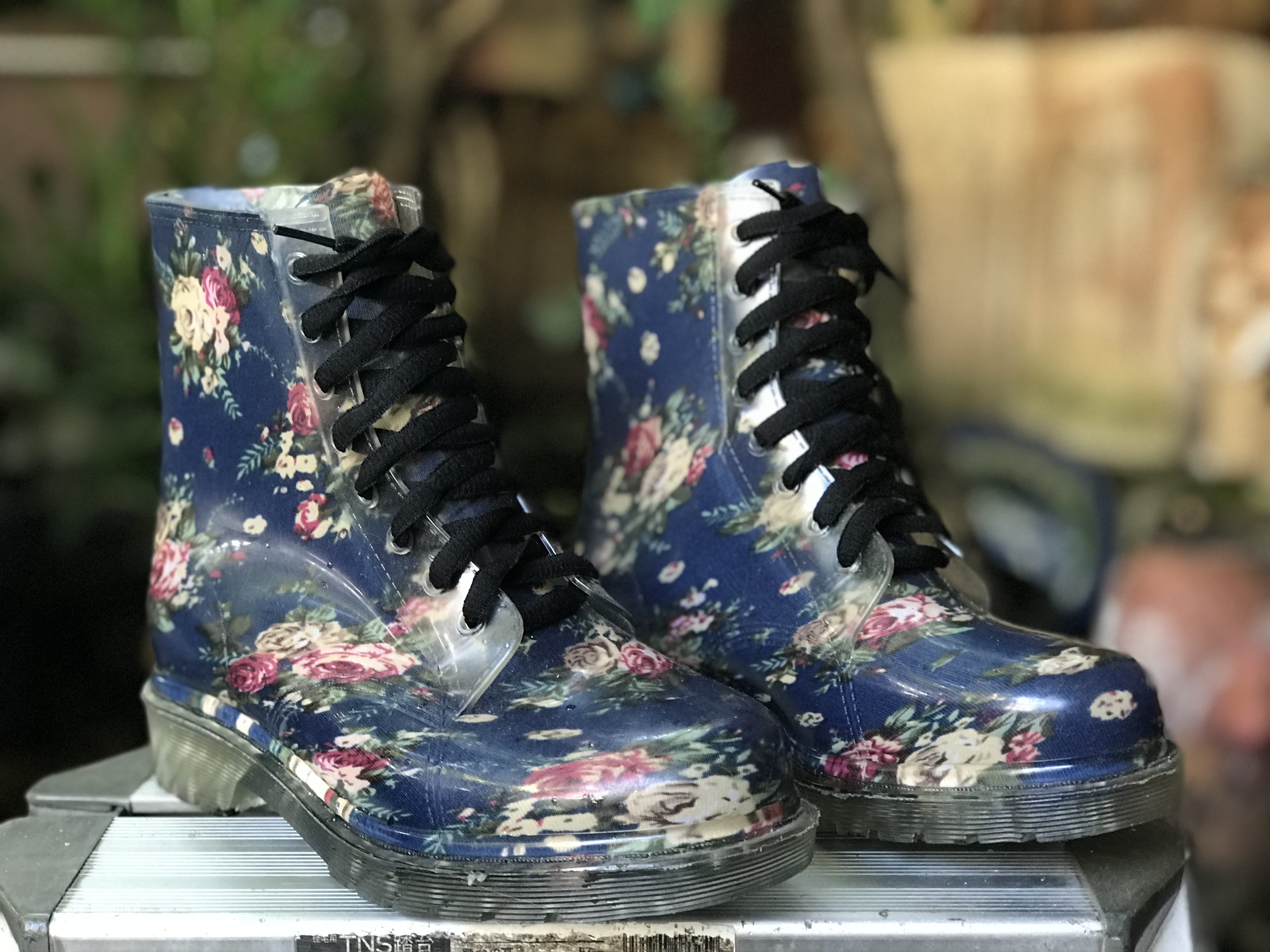 ￼สำหรับคนใส่เบอร์ 37-38 รองเท้าบูท พื้นน้ำเงินลายดอก Clear Vinyl Boots Navy Blue Floral Lace Up Water Resistant