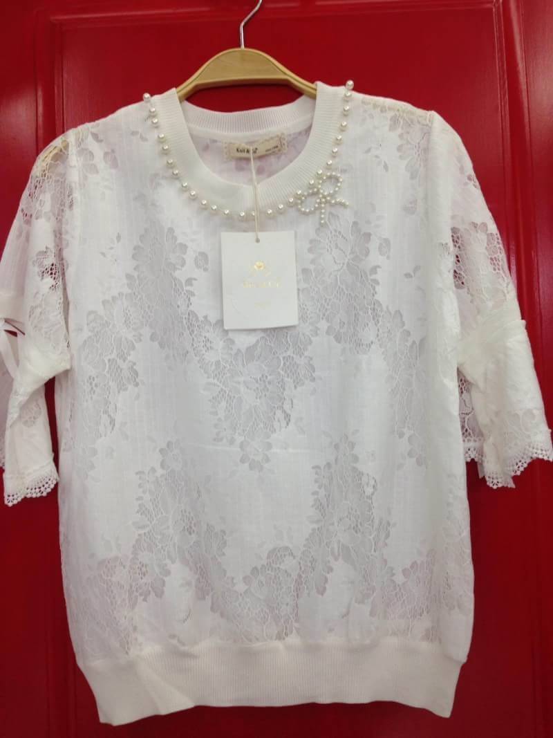 เสื้อแฟชั่นลูกไม้ Knit&Co มีซับใน รอบคอประดับด้วยมุก ขนาดฟรีไซด์ อก 38-40 นิ้วค่ะ พร้อมส่ง สีครีม สีขาว ค่ะ