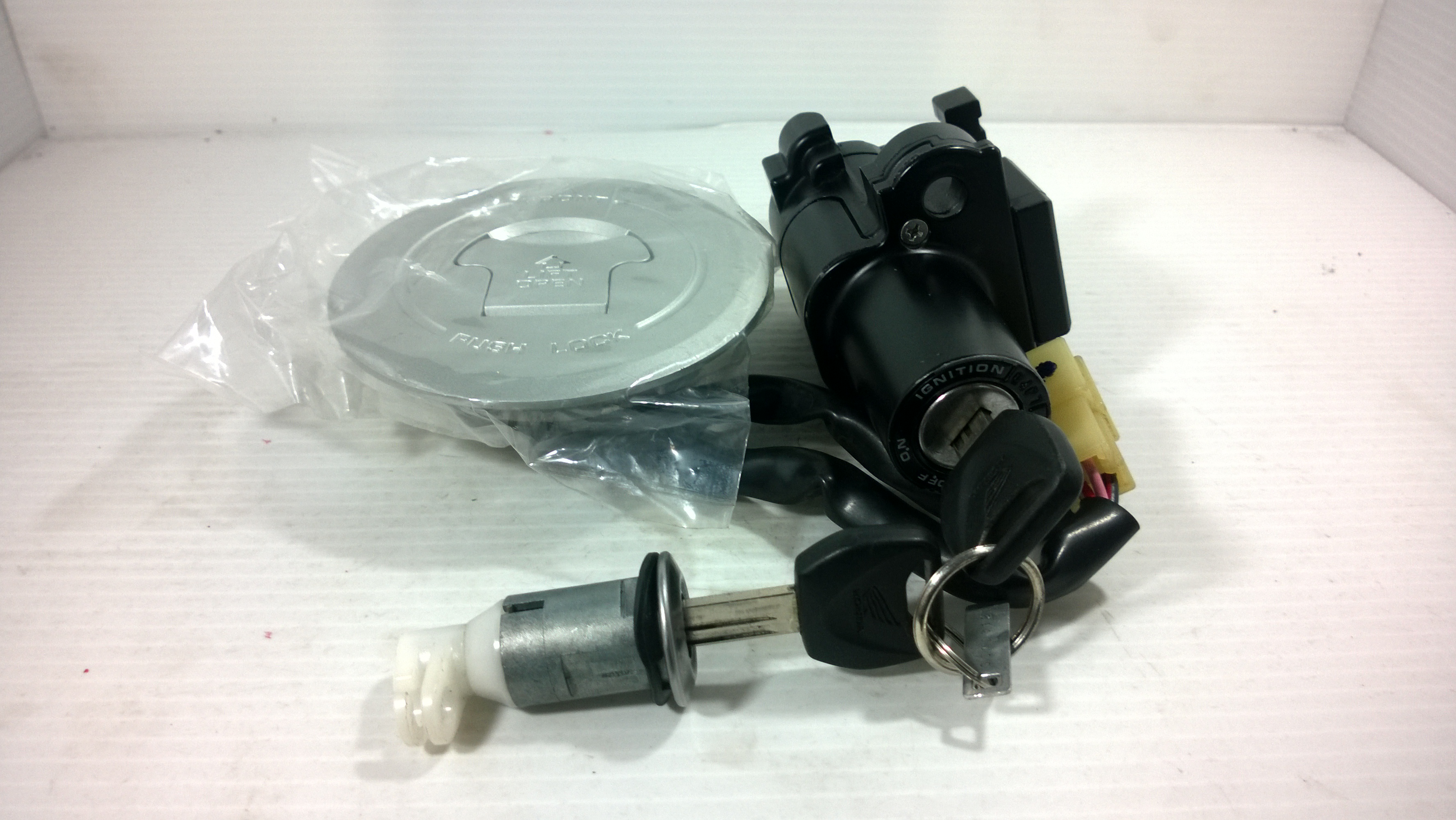 สวิทช์กุญแจชุดใหญ่ พร้อมฝาถังน้ำมัน Honda CBR 250 i แท้ มือ 2