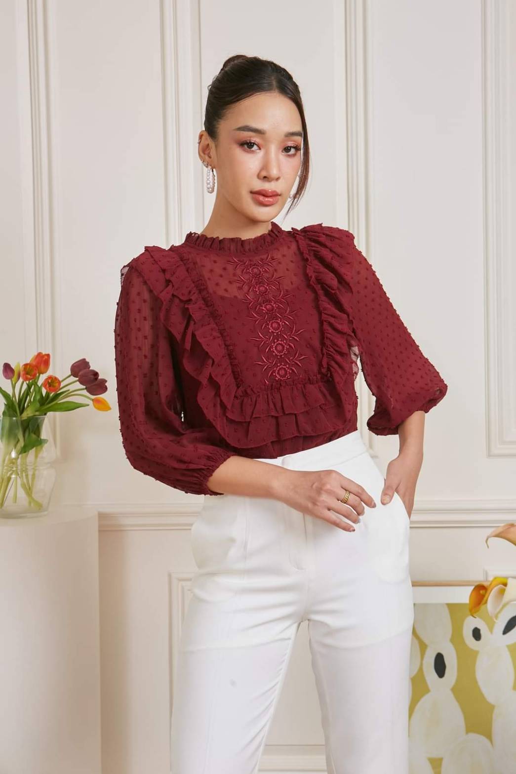 68810🌸🌹🦄 เสื้อ A La Carte ชีฟองแขน 3 ส่วน เท็กเจอร์เยื่อไม้จุดในตัว งานปักที่อก คอกลม แขนปลายสม็อก🌸🌹🦄 สีแดง S,3XL สีขาว XL สีดำ 2XL