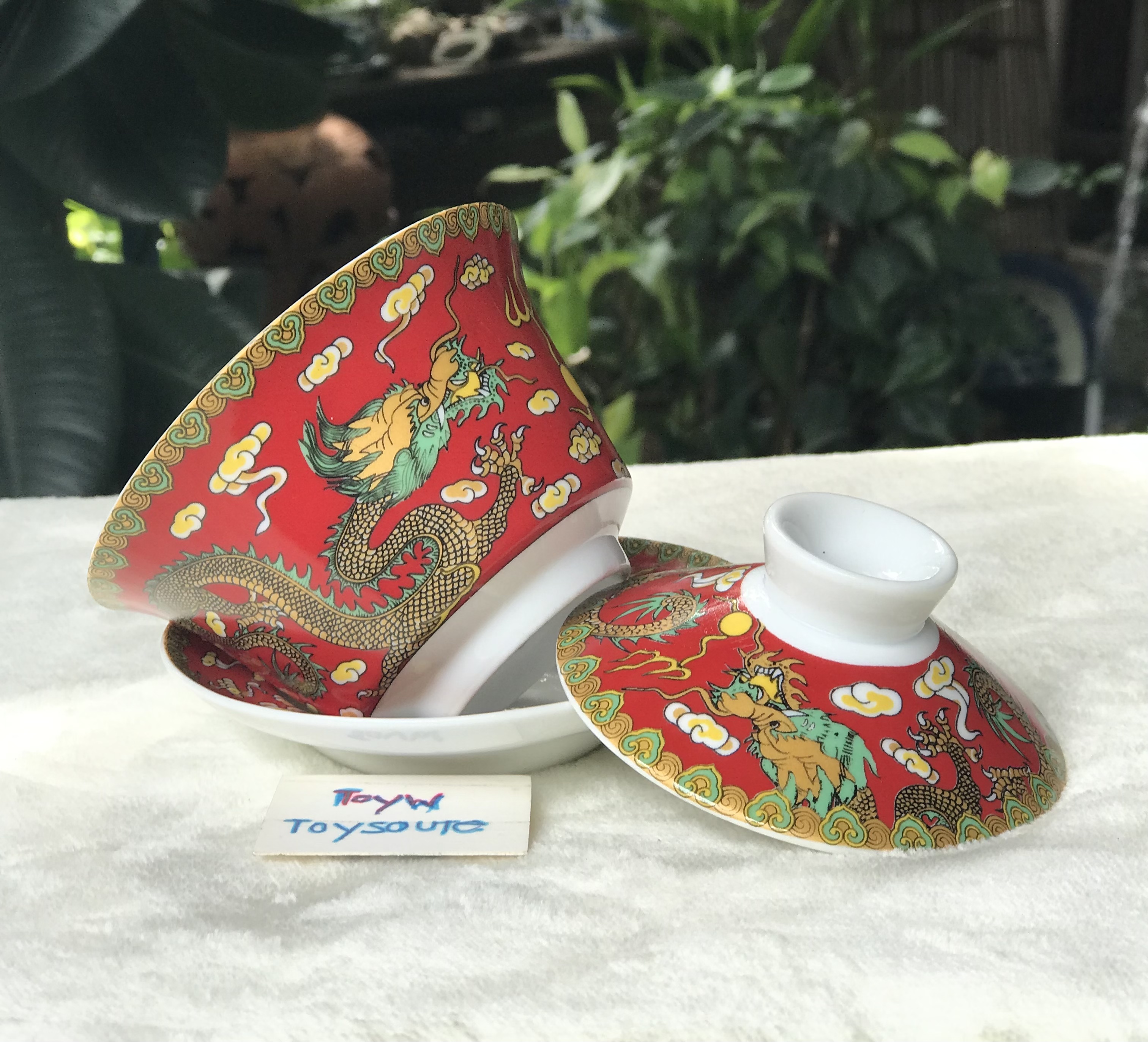 ถ้วยรินน้ำชาฮ่องเต้ เนื้อกังใส ลวดลายมังกรพื้นสีแดง พร้อมจานรองป้องกันความร้อน และฝาปิดเพื่อรักษาอุณหภูมิความร้อน