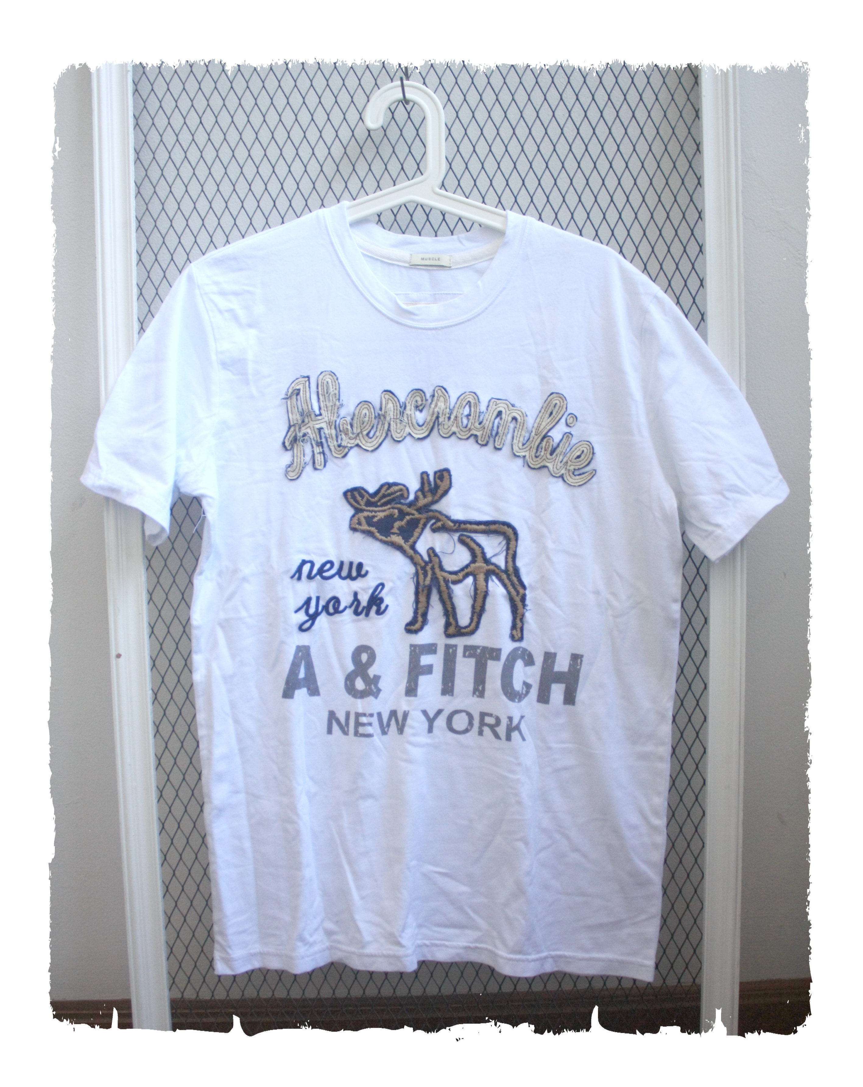เสื้อยืดแขนสั้น Muscle Abercrombie & Fitch สีขาว ปักลายกวาง sz M