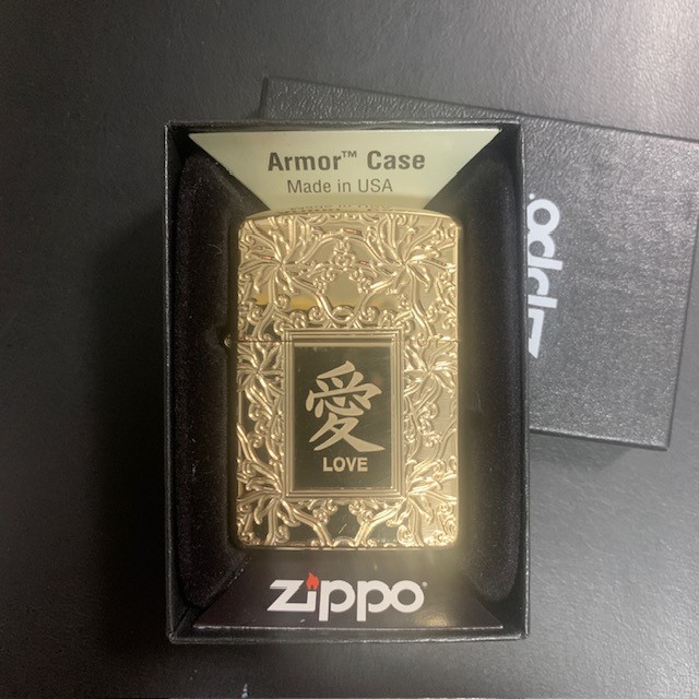 Zippo 49022 Chinese Love Armor Case High Polish Brass บรรจุในกล่องสวยงาม ยังไม่เติมน้ำมัน เพื่อความปลอดภัยในการขนส่ง สินค้าใหม่มือหนึ่ง การันตีของแท้