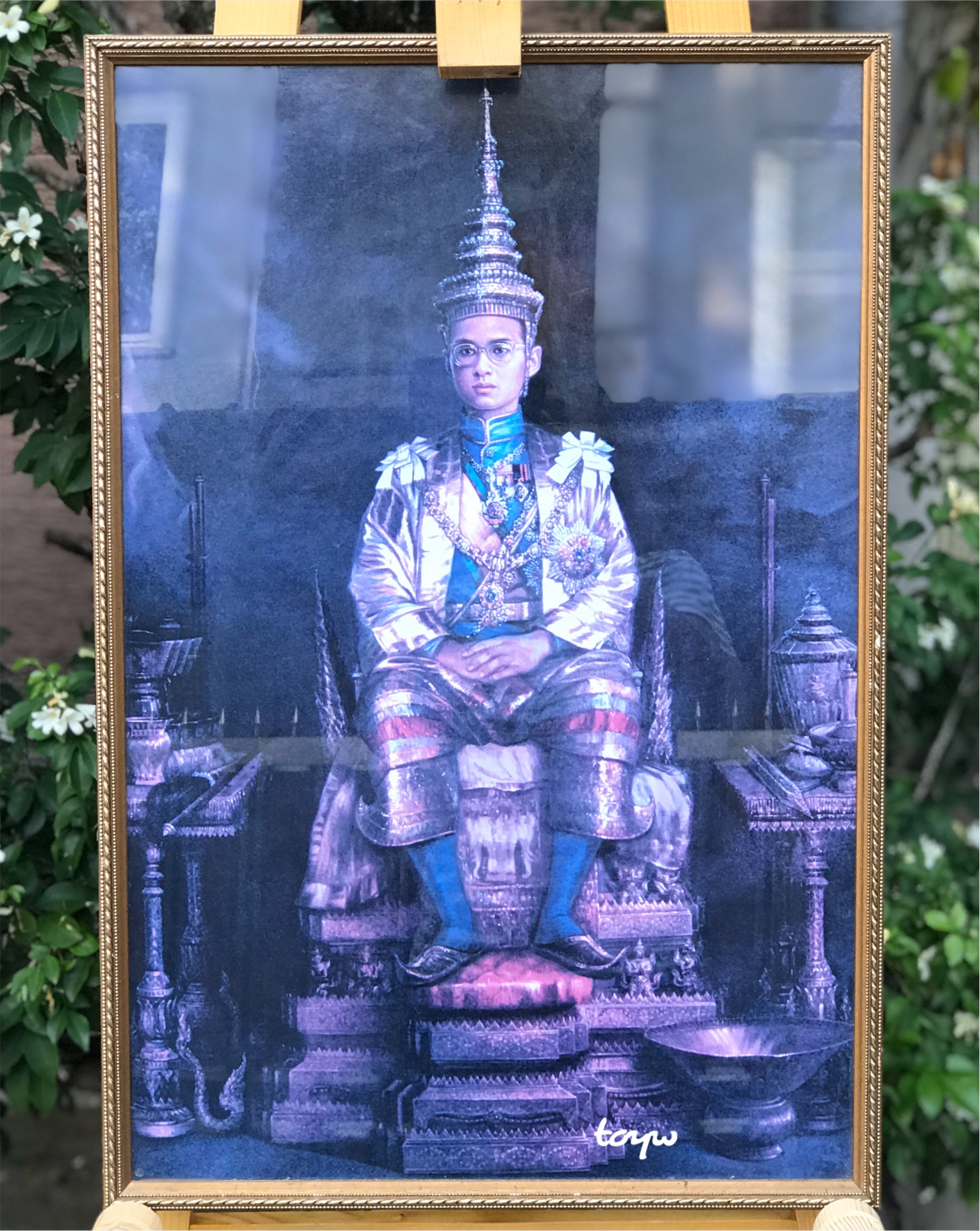 ทักสอบถามราคานะคะ ภาพงานเก่า📌📌 พระบรมสาทิสลักษณ์ รัชกาลที่ 9 ในพระราชพิธีบรมราชาภิเษก ภาพกรอบกระจกในกรอบไม้แป้ง ขนาดกว้าง 16.4 นิ้ว สูง 24.5 นิ้ว