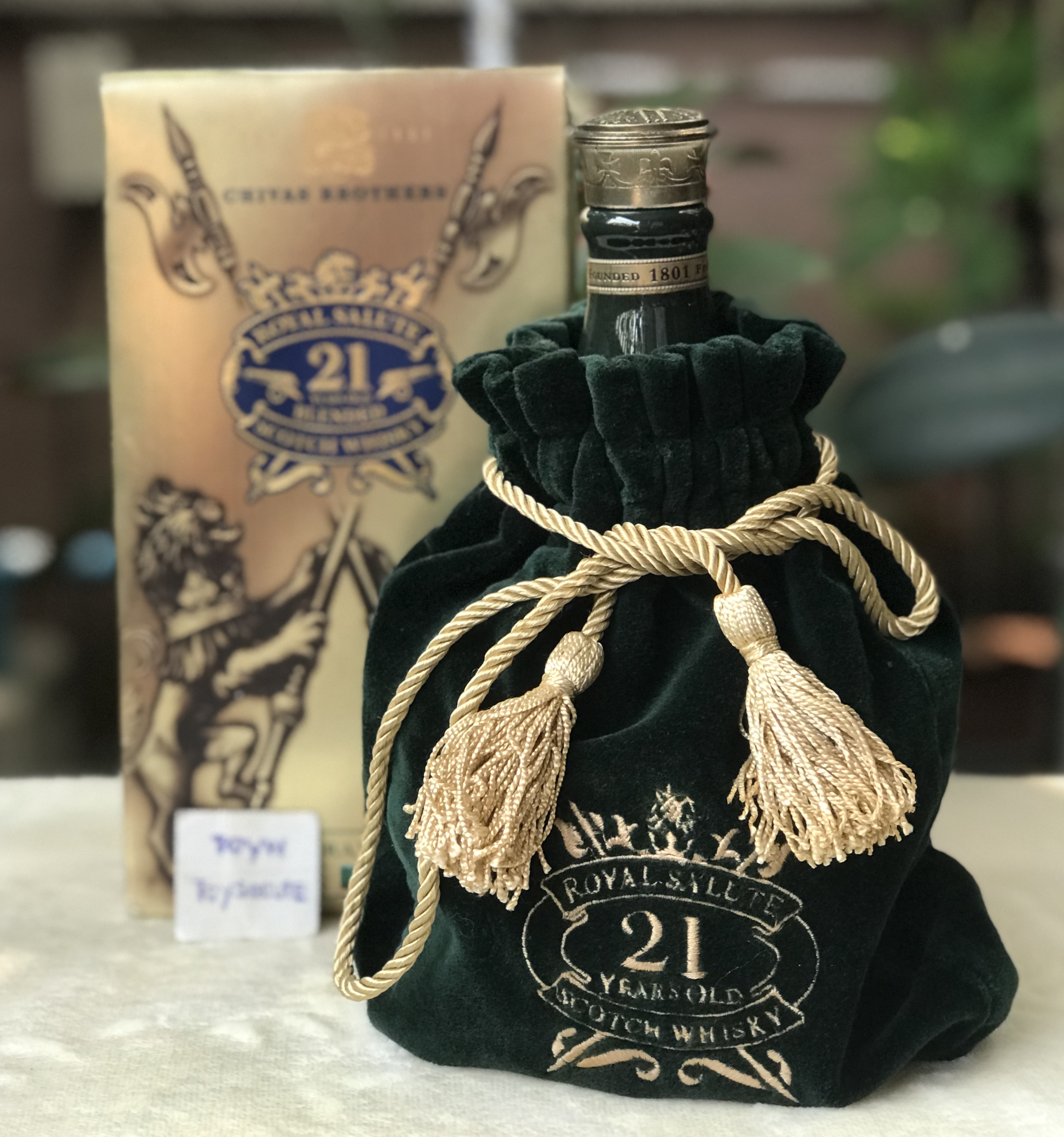 ￼ชีวาส ขวดเหล้าเปล่าเซรามิคสีเขียวหยก พร้อมถุงกำมะหยี และกล่อง สวยสมบูรณ์ CHIVAS ROYAL SALUTE 21 Years Old 700 ml