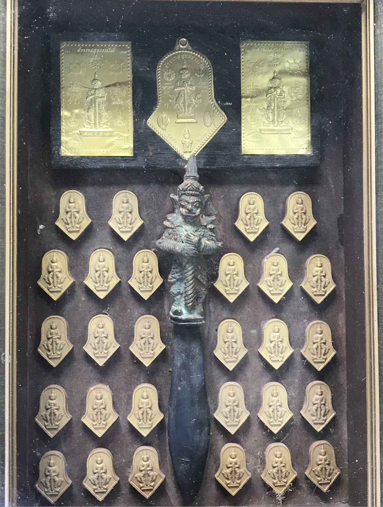 งานเก่า กรอบรูปไม้สักหน้ากระจก ท้าวเวสสุวรรณ พระผง แผ่นยันต์คุ้มภัย ให้ลาภ มีดทองเหลืองด้ามองค์ท้าวเวสสุวรรณ