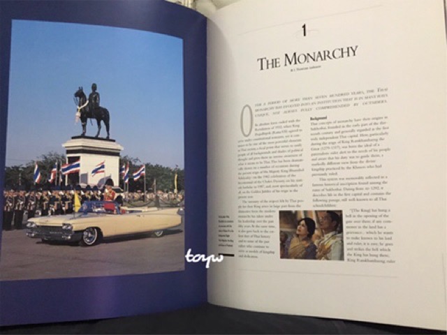 หนังสือThailand: King Bhumibol Adulyadej The Gloden Jubilee 1946-1996 จำนวน 280 หน้า ขนาด 275 x 360 mm น้ำหนัก 2.900 kg / จัดพิมพ์เมื่อปี ค.ศ 1996 /จัดจำหน่ายโดย ASIA BOOKS