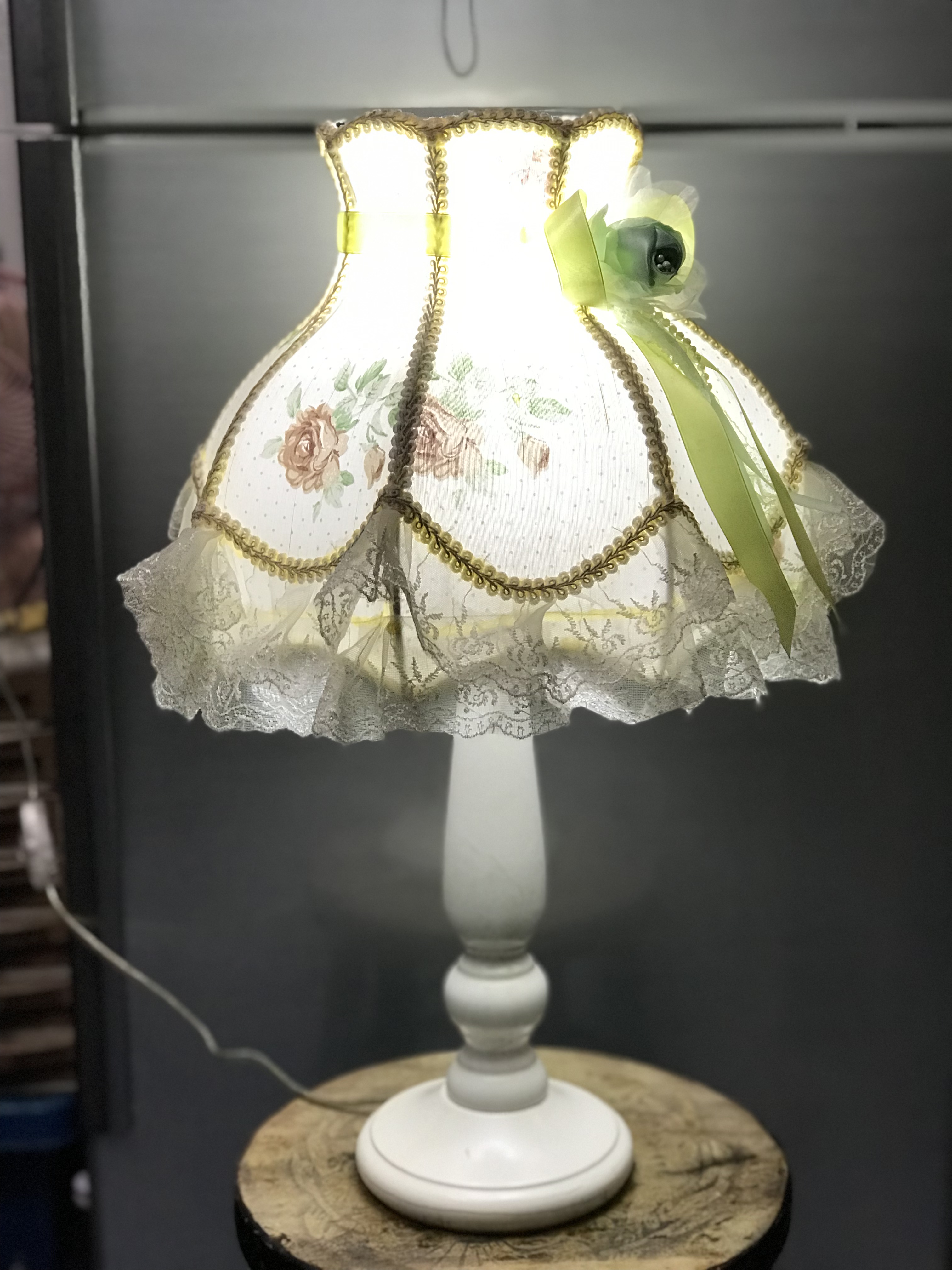 โคมไฟตั้งโต๊ะ โคมไฟข้างเตียง โคมไฟหัวเตียง ใช้งานได้ปกติ โป๊ะโคมคลุมด้วยผ้าสีขาวลายดอกประดับลูกไม้หวานๆ ฐานโคมเป็นไม้ สำหรับตกแต่งบ้าน ร้านอาหาร ร้านกาแฟ ขนาดกว้าง 13 นิ้ว สูง(รวมโป๊ะ) 24 นิ้ว