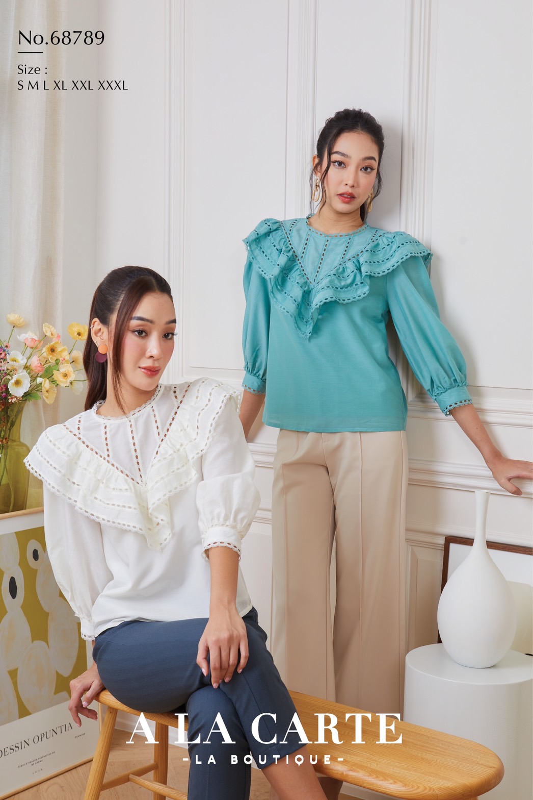 68789 เสื้อ A LA CARTE ผ้าคอตตอนกึ่งซิลด์แขน 3 ส่วน เนื้อสวยใส่สบาย ตัดต่อวีช่วงอกแทรกด้วยทริมลูกไม้ ระบายเป็นวอลลุ่ม ขอบแขนแทรกทริมลูกไม้ สีครีม XL-2XL สีเขียว S , XL,2XL
