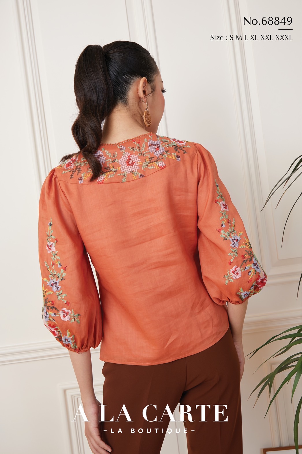 68849 💐A La Carte💐เสื้อลินินแขน 3 ส่วน เนื้อผ้าบางใส่สบาย ซับในผ้าคอตตอน งานปักลายครอสติส ตัดต่อช่วงบ่าด้านหน้า ทรงเสื้อตัดต่อคัทวี ดูเพรียว🦋 สีดำ 2XL