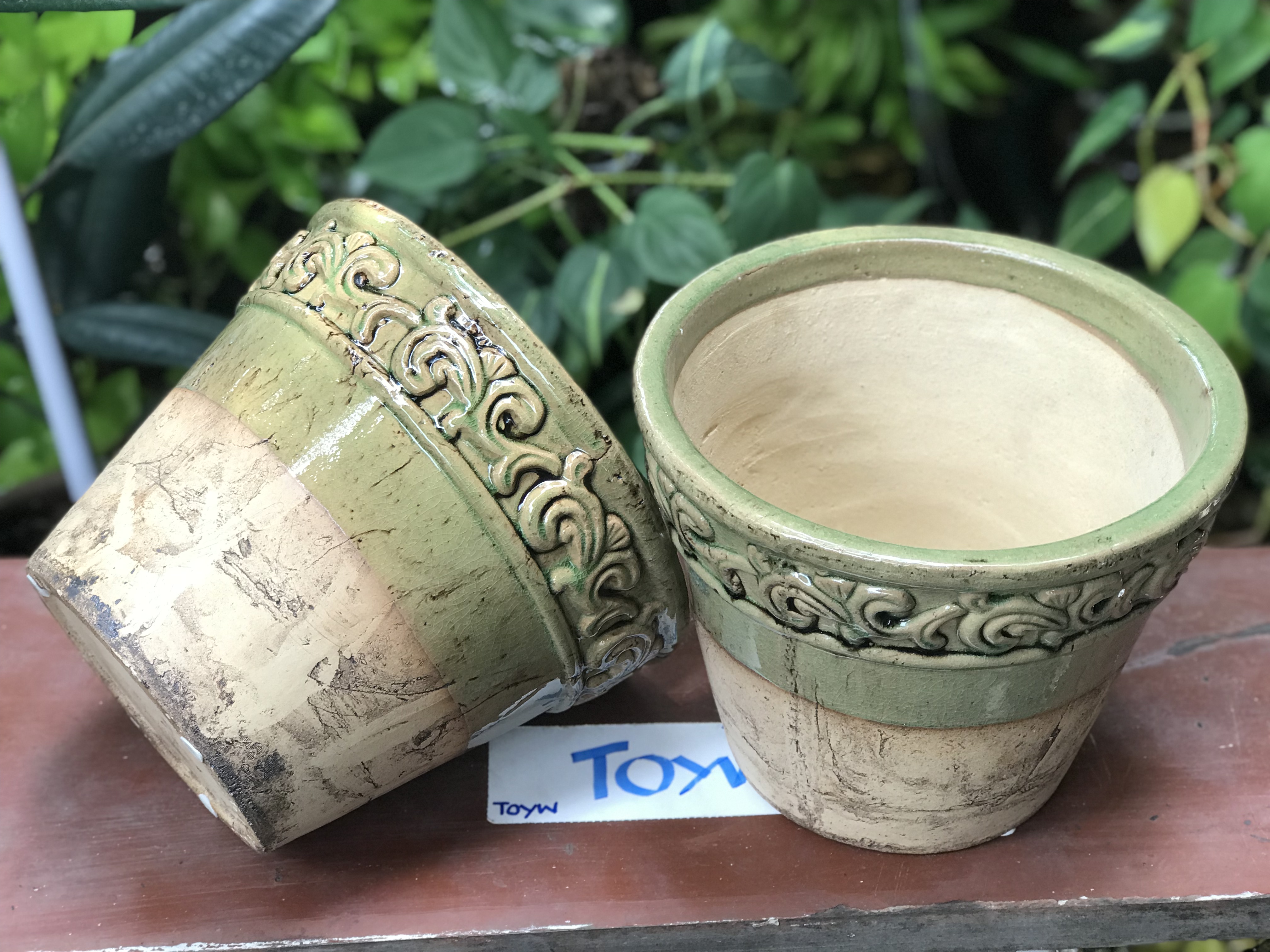 ขายคู่ ไม่รวมต้นไม้ เก็บเก่ากระถาง แจกันลายปั้นนูน น้ำเคลือบสีเขียว สวยสมบูรณ์ ไม่แตกไม่ร้าว ขนาดปากกว้าง 10 นิ้ว สูง 8 นิ้ว
