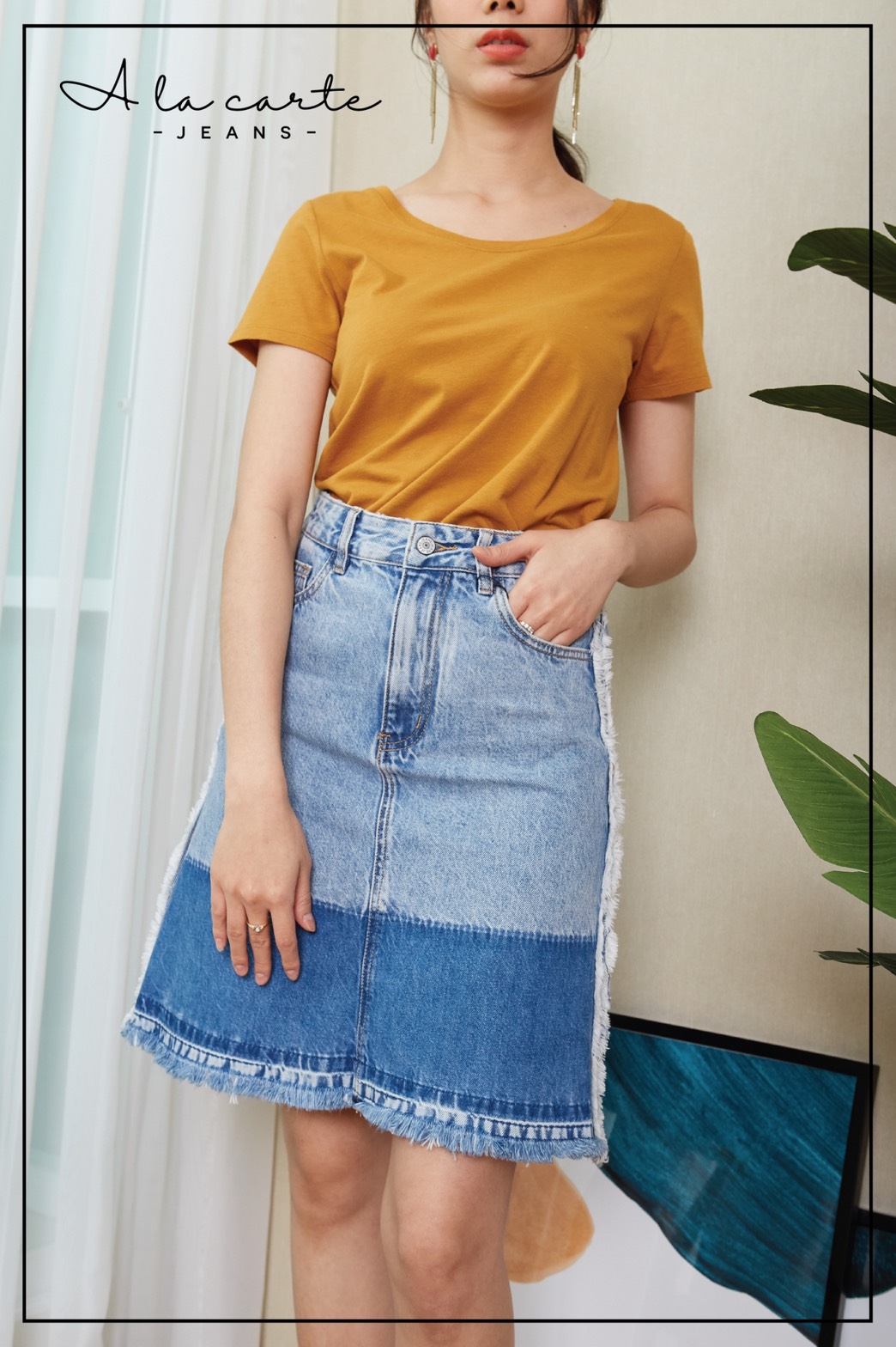 A La Carte Jeans กระโปรงยีนส์ทรง A เนื้อผ้าไม่ยืด ช่วยเก็บทรงได้ดี มีแต่งสี two-tone ฟอกเข้มอ่อน มีผ่าชายกระโปรงด้านหลังเดินสะดวกค่ะ size M 29/38