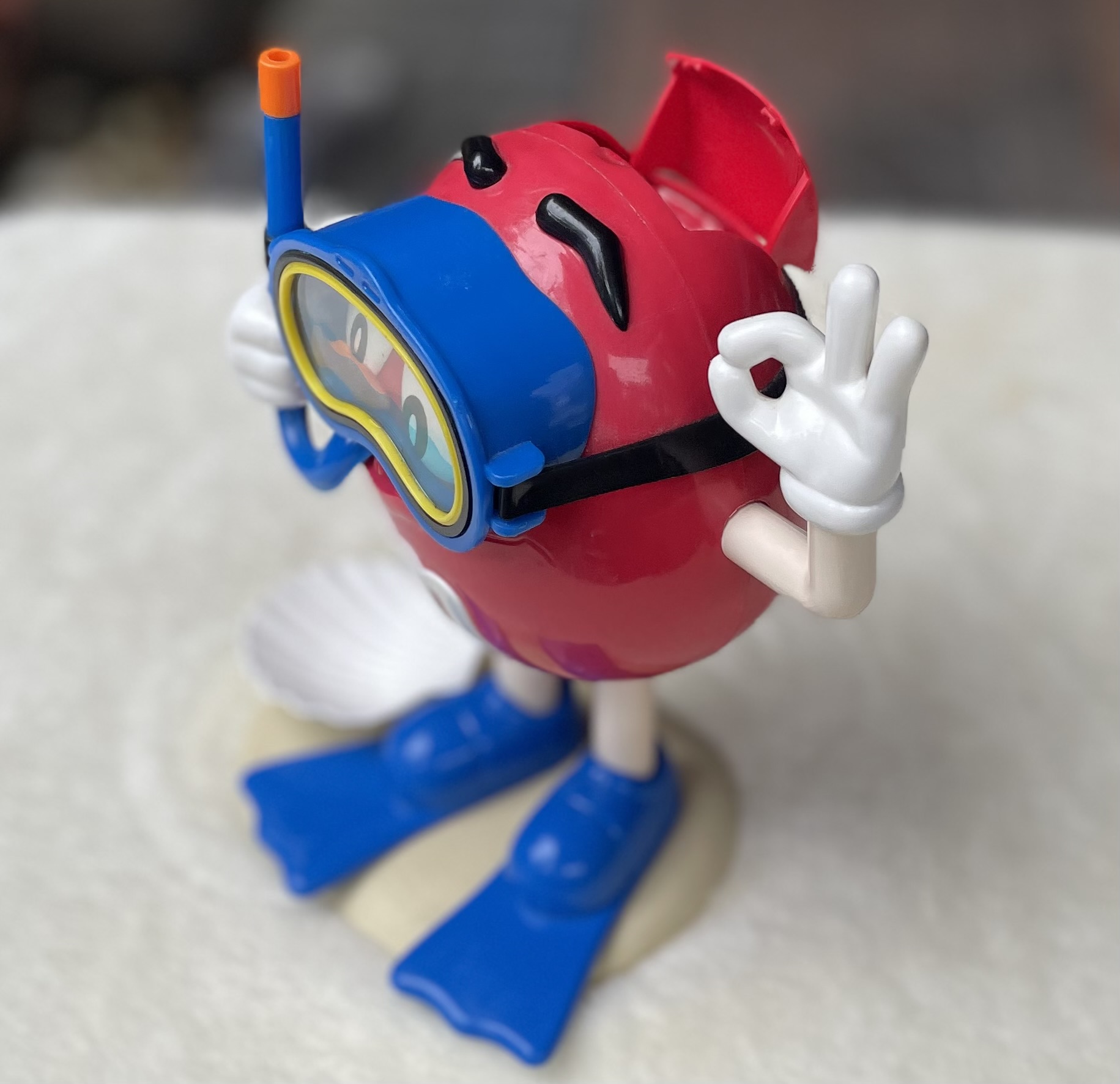 โมเดล ตุ๊กตา M&M เอ็ม แอนด์ เอ็ม นักดำน้ำสกูบา ฝาหลังเปิดได้ แขนกดขยับได้ M&M's Red Scuba Diver Candy Dispenser