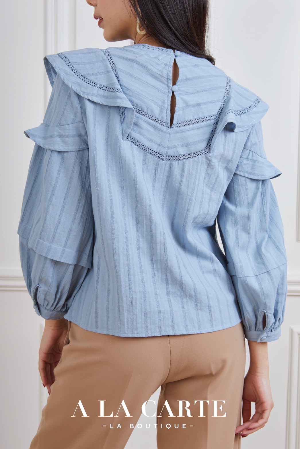 68554 เสื้อ A LA CARTE ผ้าคอตตอนแขน 5 ส่วนเนื้อนุ่มใส่สบาย แทรกทริมคอตตอนแบบชิ้นต่อแนววี กลางอกพร้อมเส้นตัดต่อด้านซ้ายขวา แขนตัดต่อระบายและเย็บเกล็ด สีขาว S-XL สีส้ม S-XL,3XL สีฟ้า S-XL