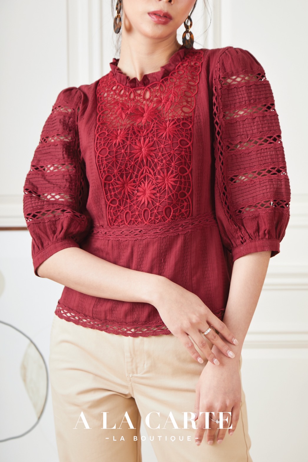 68531 เสื้อ A La Carte ผ้าคอตตอนแขน 3 ส่วน ผ้านุ่มใส่สบาย ตัดต่อลูกไม้ที่ลำตัว ทอปักลงบนผ้าลูกไม้ มีตัดต่อช่วงเอว มีซิปข้าง ทรงแขนพองต่อทริม สีแดง XL-2XL สีเหลือง XL,2XL สีขาว 3XL สีฟ้าอมเทา XL,2XL