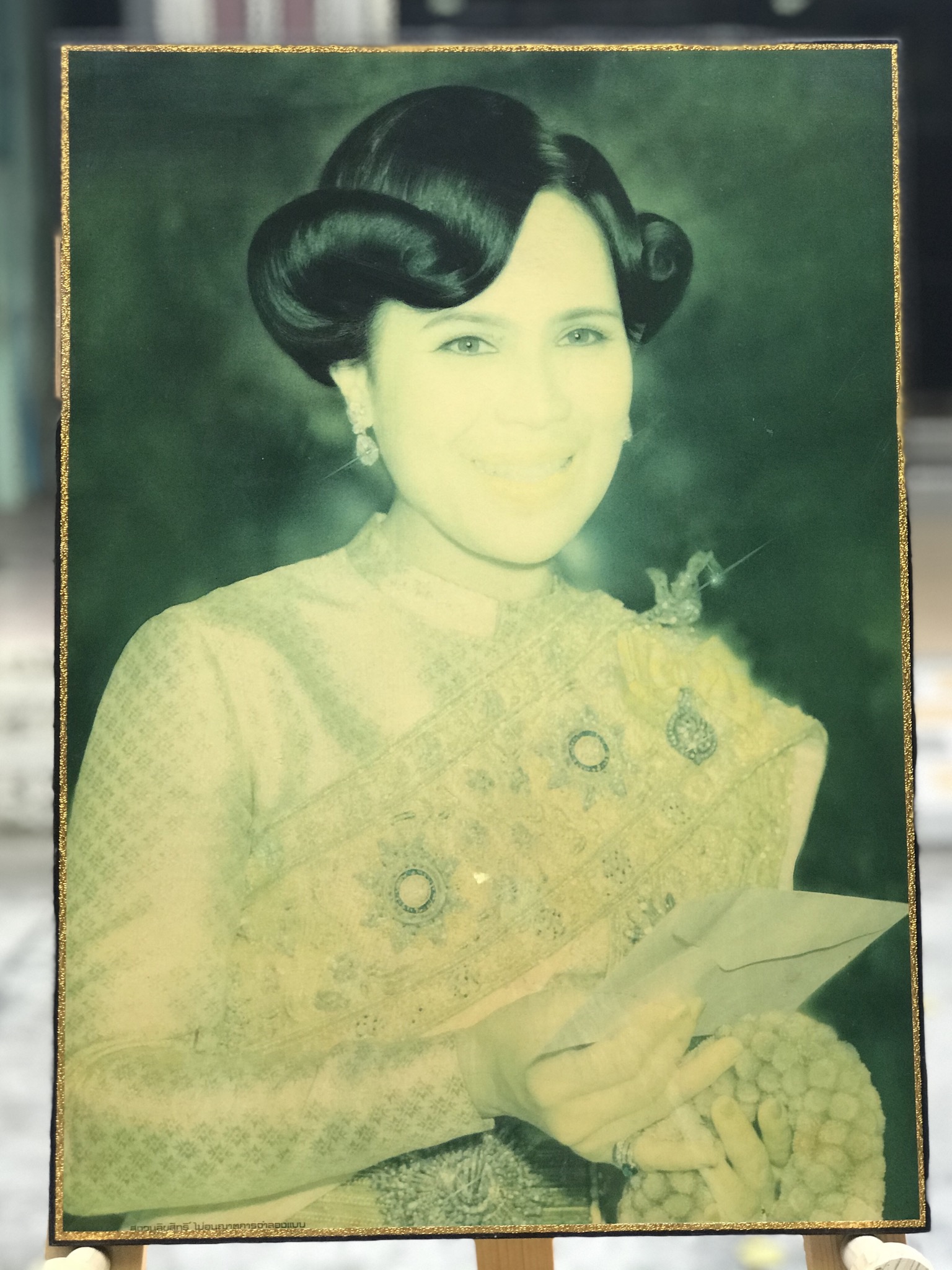 ภาพเก่าอายุหลายสิบปี📌📌 พระบรมฉายาลักษณ์ ในหลวงรัชกาลที่ 9 และสมเด็จพระราชินี ภาพเก่าในกรอบวิทยาศาสตร์ ขนาดกว้าง 15 นิ้ว สูง 20.5 นิ้ว ราคาคู่ละ 700 บาท