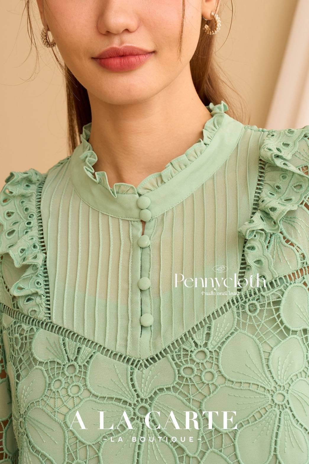 A La Carte เสื้อลูกไม้รุ่นใหม่ งานปักฉลุเซาะ ผ้าชีฟอง คอกลม แขน 4 ส่วน รหัส 69909