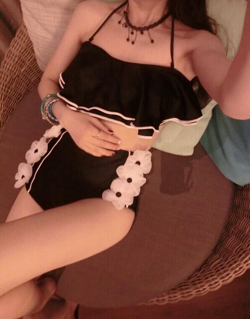 **พร้อมส่ง**บิกินี่ชุดว่ายน้ำทูพีซ two-pieces สีดำ เล่นดีเทล sexy เล็กๆ แต่งระบายผูกโบว์เล็กๆ น่ารักรูปดอกไม้สีขาวที่คอ พร้อมกางเกงเอวสูงแต่งดอกไม้ สดใสน่ารักรับลมทะเล สวยเหมือนแบบค่ะ