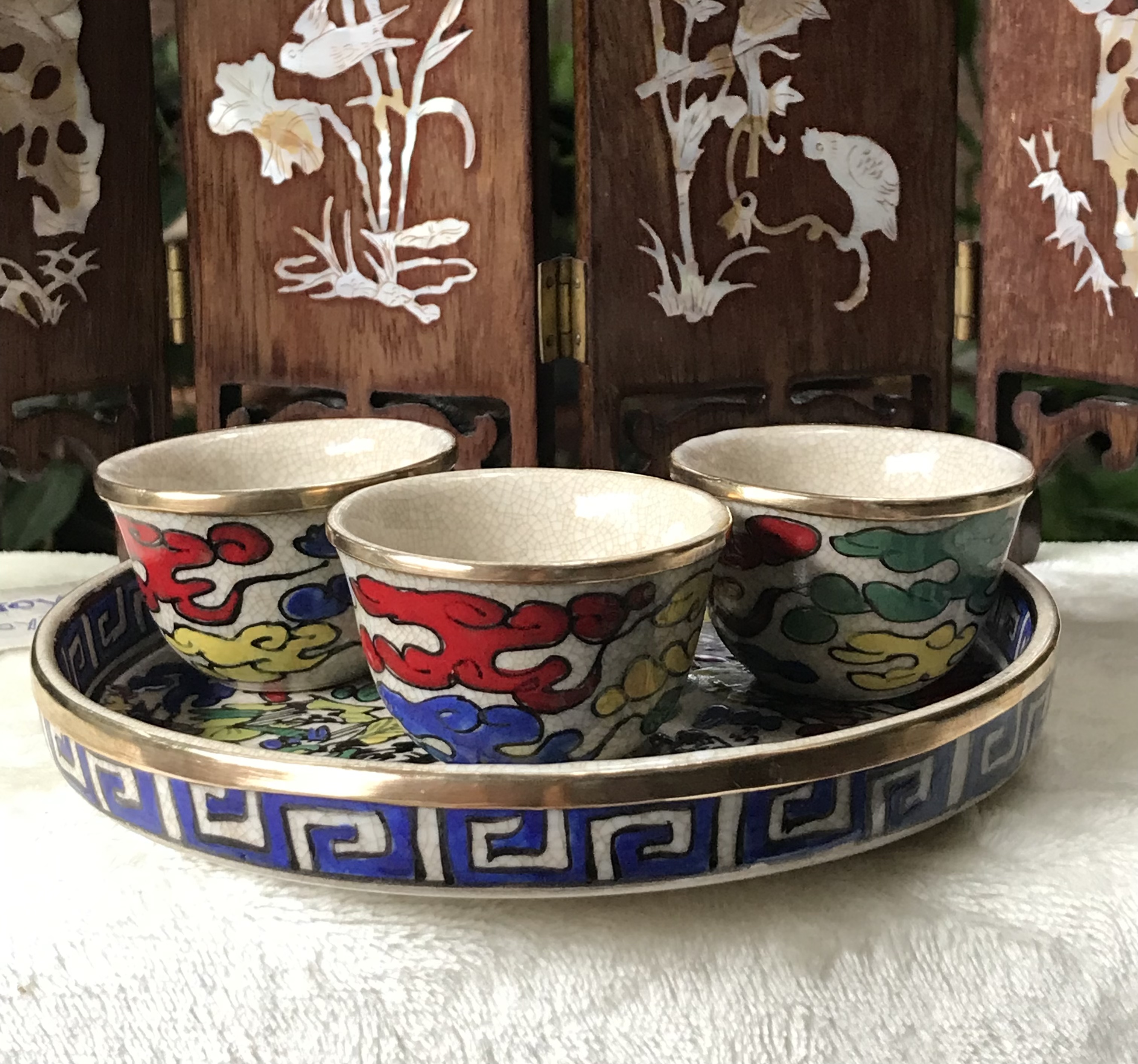 ￼ชุดจอกน้ำชา พร้อมถาดรองจอก เนื้อกระเบื้อง เขียนสี รัดขอบทองเหลือง Vintage Chinese Porcelain Tea Set Hand painted