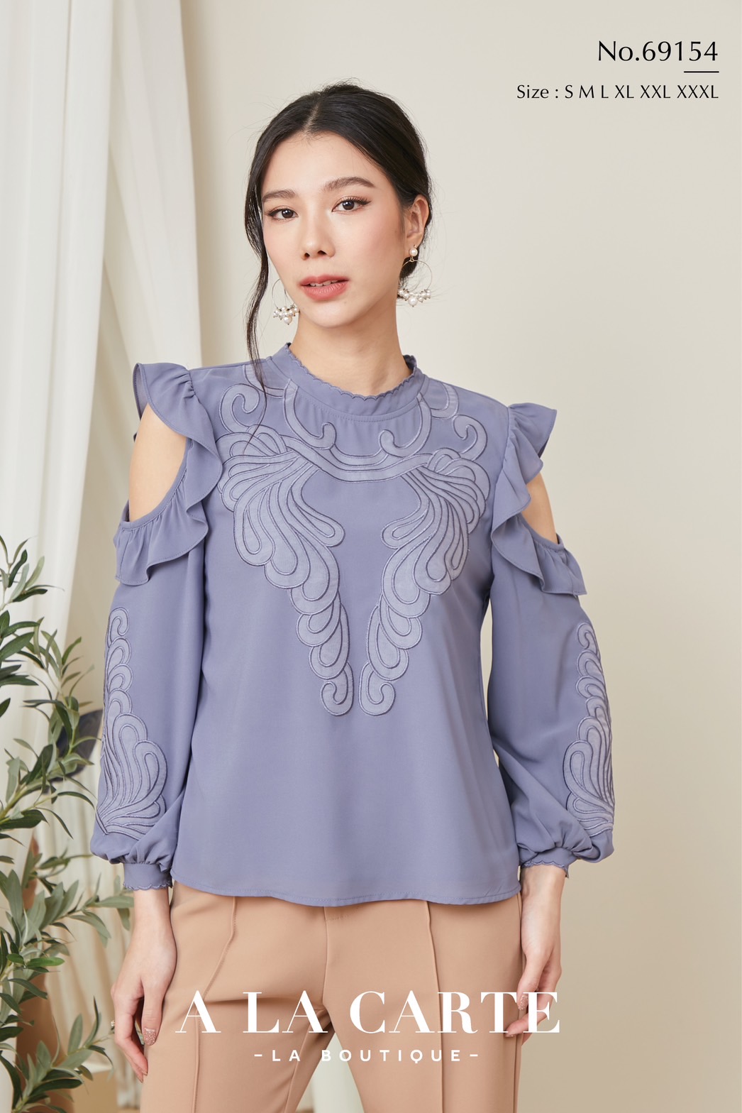 69154🦋A la carte🦋เสื้อชีฟอง ผ้าเนื้อดีใส่สบาย มีซับใน ดีไซน์แขนเจาะไหล่ งานปักที่ลำตัวแบบ placement และแขนมีระบาย งานสวยหรู สีขาว M-2XL สีดำ S,L-2XL สีเทาอมม่วง M-2XL