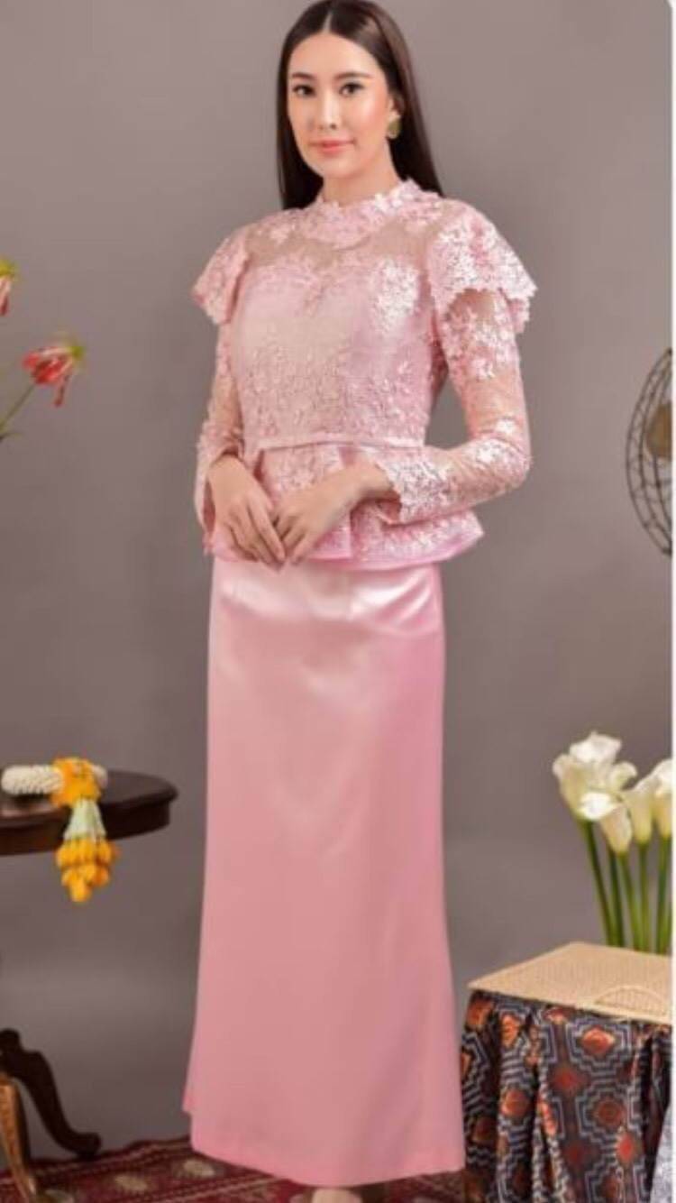 N1812 กระโปรงผ้าถุง ทรงหางปลานิดๆ ผ้านิ่ม ทรงสวย งานคุณภาพ ไหมสังเคราะห์ เนื้อนิ่ม มีซับในผ้าคอตตอน สวมใส่สบาย มีซิปหลัง งานตัดเย็บปราณีต (เป็นงานตัดเย็บของทางร้าน Carisa ) สีชมพูกะปิ M-2XL สีแดงมะเหมี่ยว L-2XL สีทอง L , 2XL สีดำ L-2XL