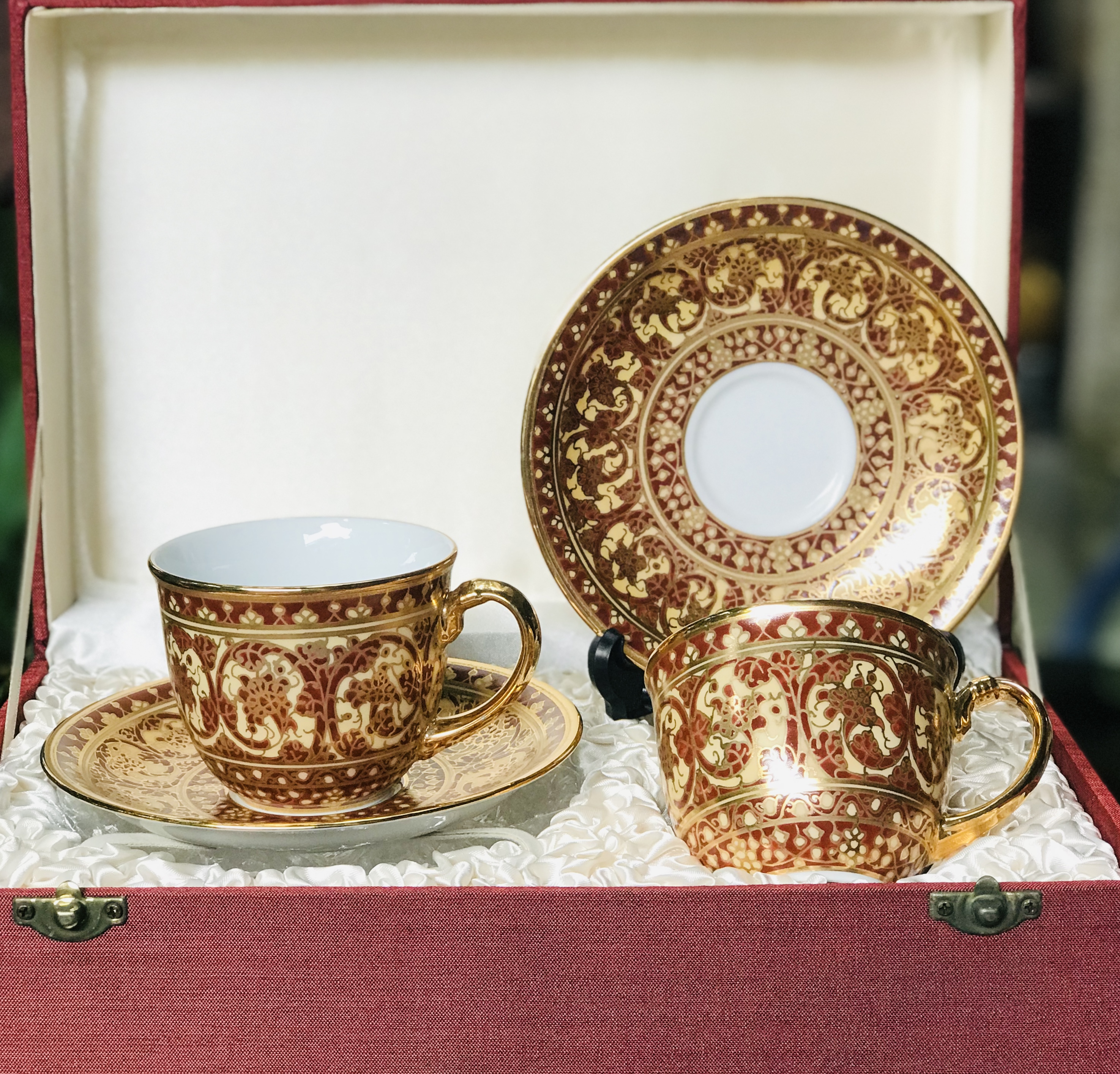 ￼เก่าเก็บ ถ้วยกาแฟเขียนลายน้ำทองพร้อมจานรอง บรรจุกล่องผ้าไหมสวยหรู Set of 2 Coffee Cup & Saucer